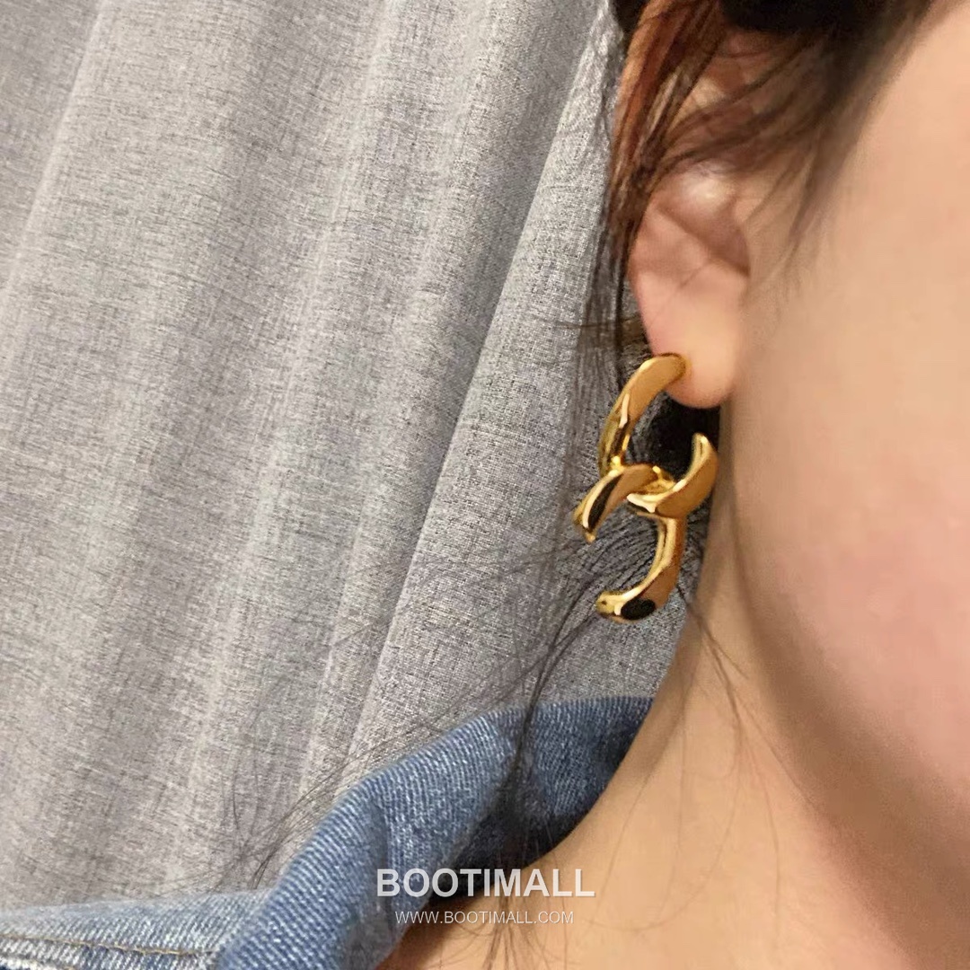 Celine Brass Gold Plated Earring with Interlocking Logo Stud 셀린느 황동 베이스 금도금 이어링 인터락킹 로고 스터드 18