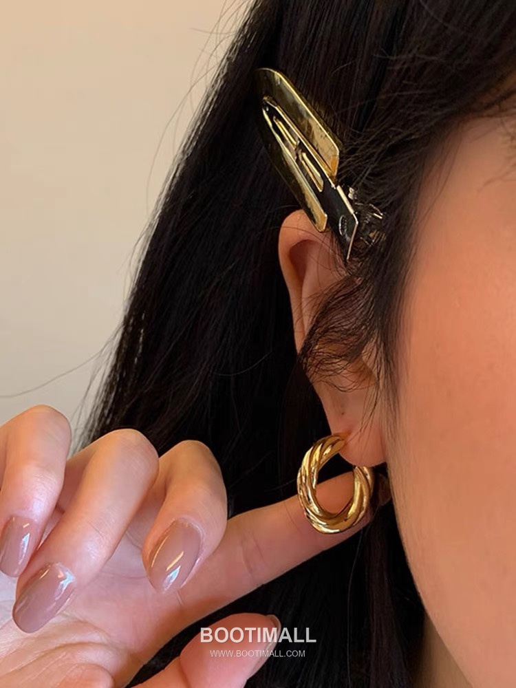Celine Brass Gold Plated Earring with Triple Hoop Design 셀린느 황동 베이스 금도금 이어링 트리플 후프 디자인 3