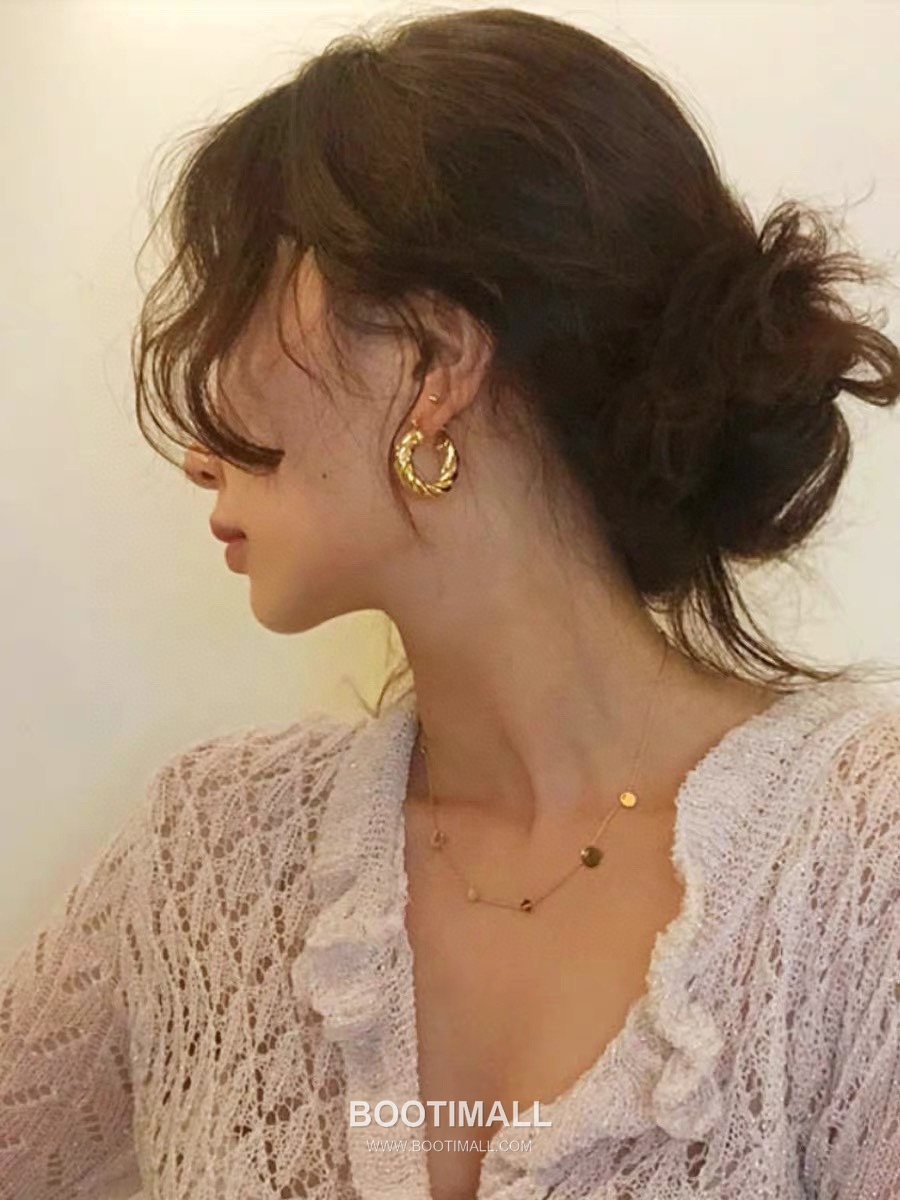 Celine Brass Gold Plated Earring with Triple Hoop Design 셀린느 황동 베이스 금도금 이어링 트리플 후프 디자인 7