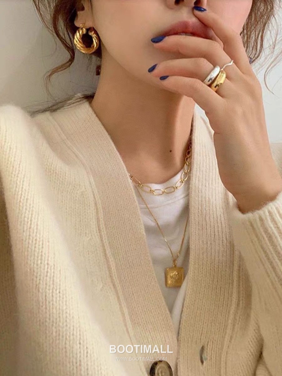 Celine Brass Gold Plated Earring with Triple Hoop Design 셀린느 황동 베이스 금도금 이어링 트리플 후프 디자인 8