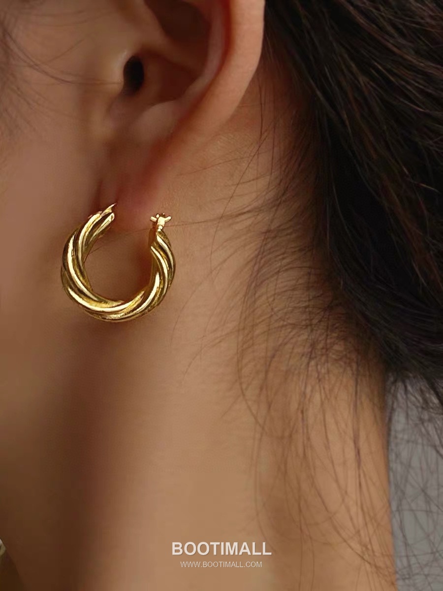 Celine Brass Gold Plated Earring with Triple Hoop Design 셀린느 황동 베이스 금도금 이어링 트리플 후프 디자인 9