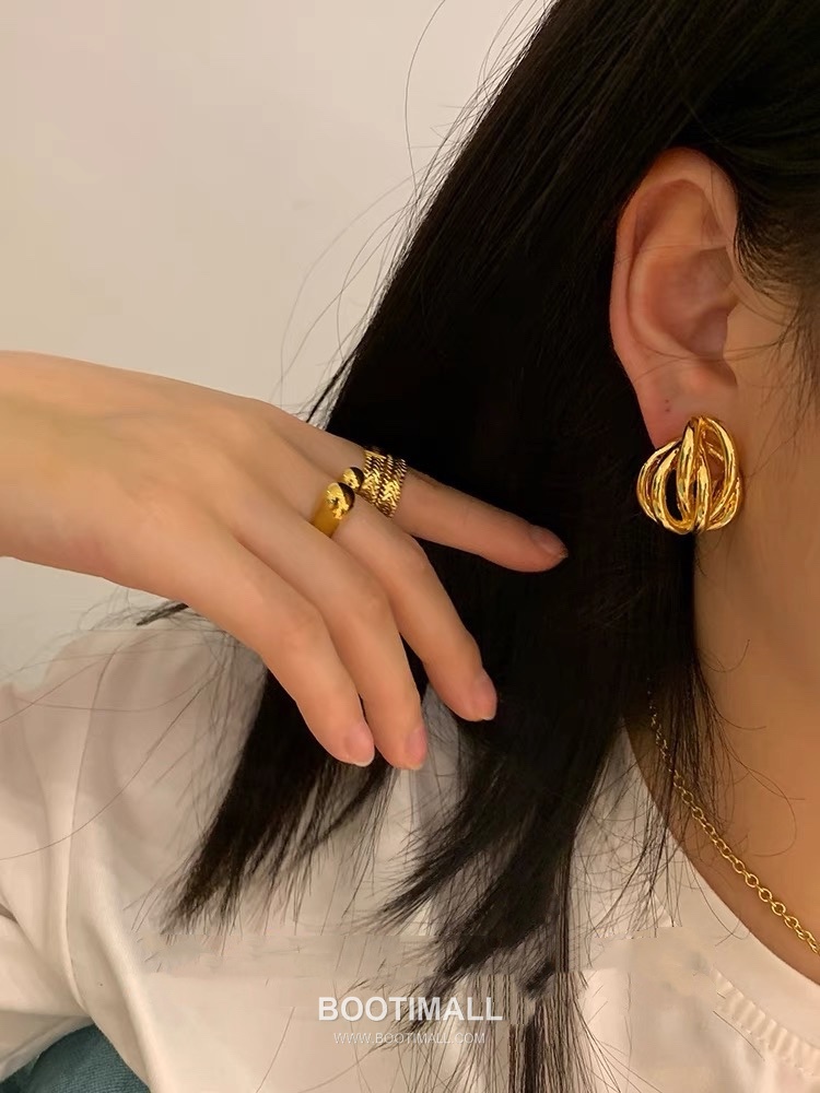 Celine Brass Gold Plated Earring with Openwork Design 셀린느 황동 베이스 금도금 이어링 오픈워크 디자인 1