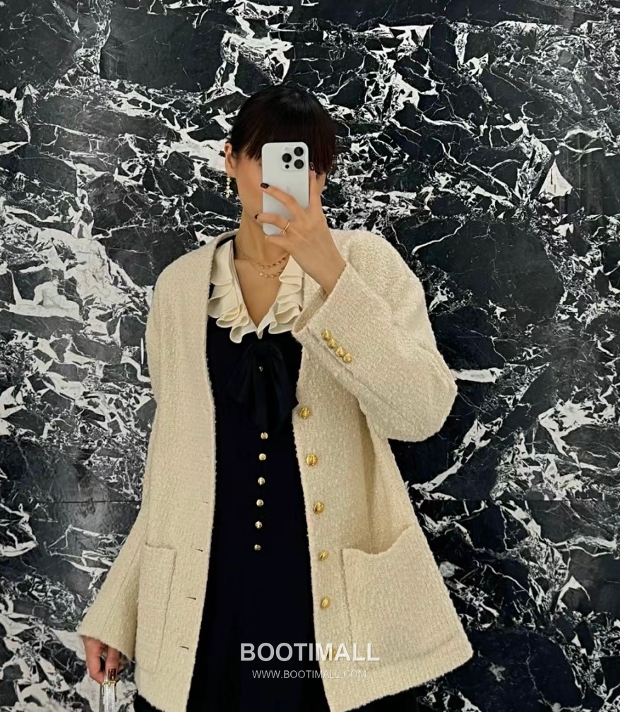 Celine Brass Gold Plated Earring with Multi Heart Stud Design 셀린느 황동 베이스 금도금 이어링 멀티 하트 스터드 디자인 4