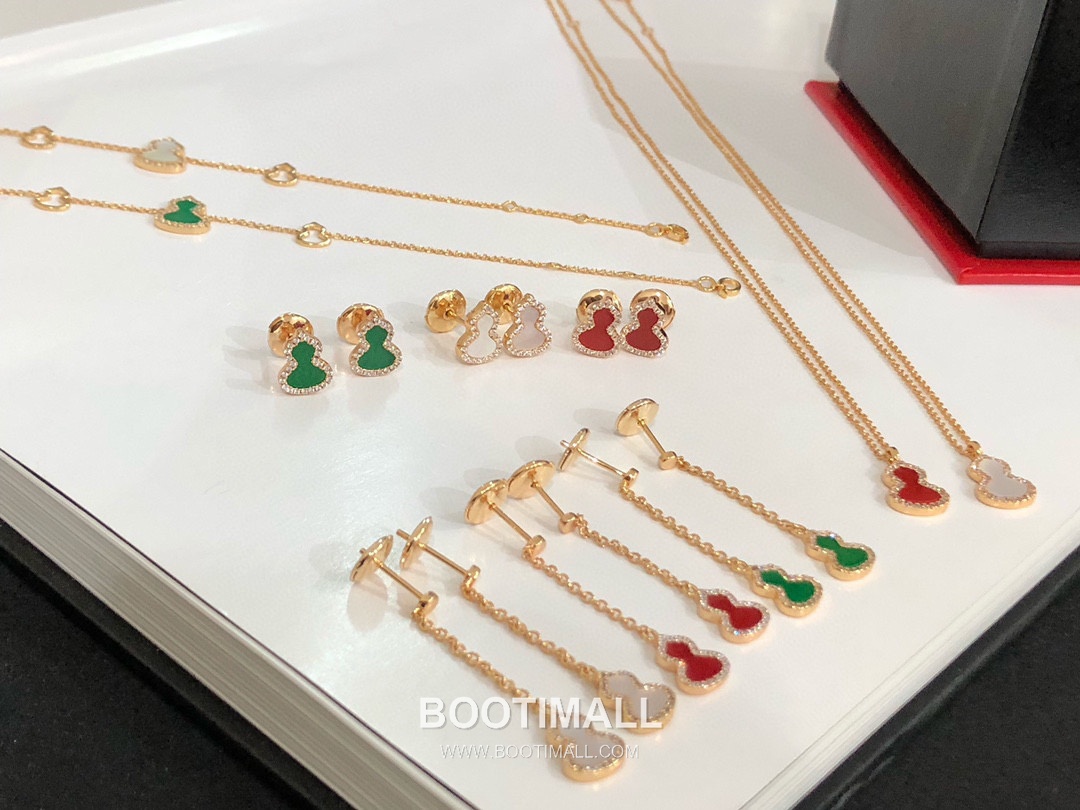 Qeelin Wulu Brass Gold Plated Earring with Mini Long Gourd Pendant Chalcedony Diamond 키린 울루 황동 베이스 금도금 이어링 미니 롱 호리병 펜던트 옥수 다이아 2