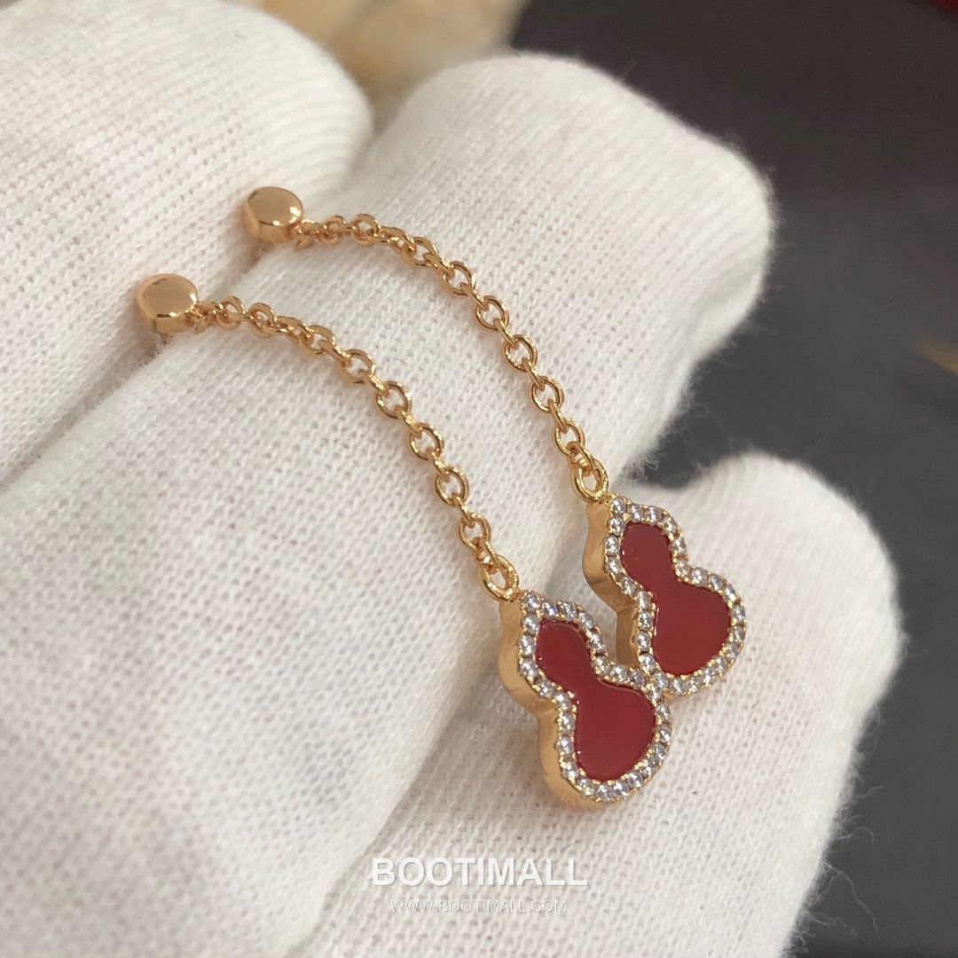 Qeelin Wulu Brass Gold Plated Earring with Mini Long Gourd Pendant Chalcedony Diamond 키린 울루 황동 베이스 금도금 이어링 미니 롱 호리병 펜던트 옥수 다이아 9