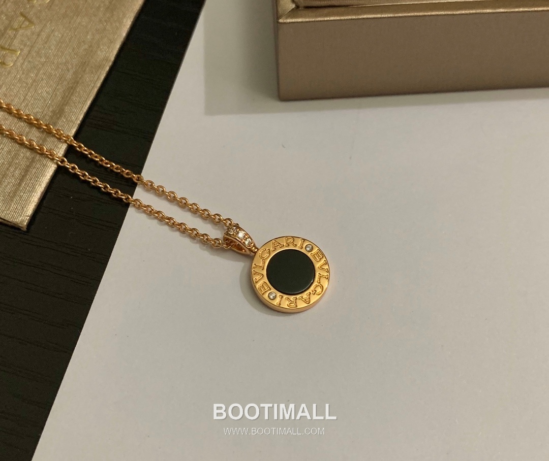 Bvlgari Brass Gold Plated Necklace with Double Sided Disc Pendant Onyx Mother of Pearl 불가리 황동 베이스 금도금 네클리스 더블 사이드 디스크 펜던트 오닉스 자개 9