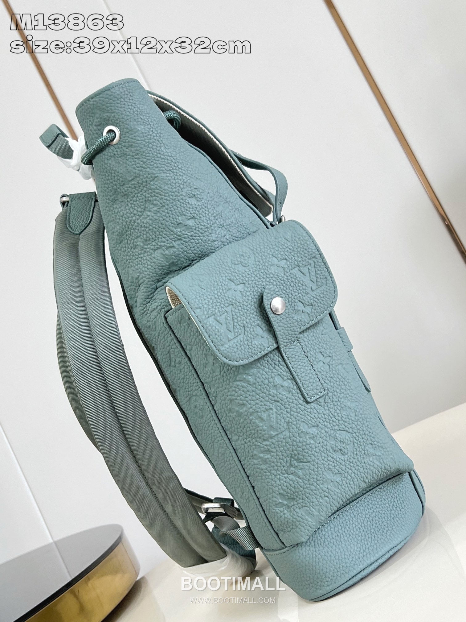 Louis Vuitton Christopher Taurillon Leather Backpack with Side Pocket Strap Detail 루이비통 크리스토퍼 타우릴론 레더 백팩 M13863 32cm 3