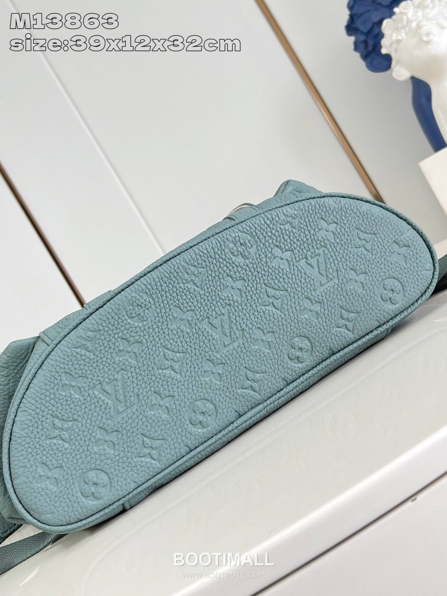 Louis Vuitton Christopher Taurillon Leather Backpack with Side Pocket Strap Detail 루이비통 크리스토퍼 타우릴론 레더 백팩 M13863 32cm 7