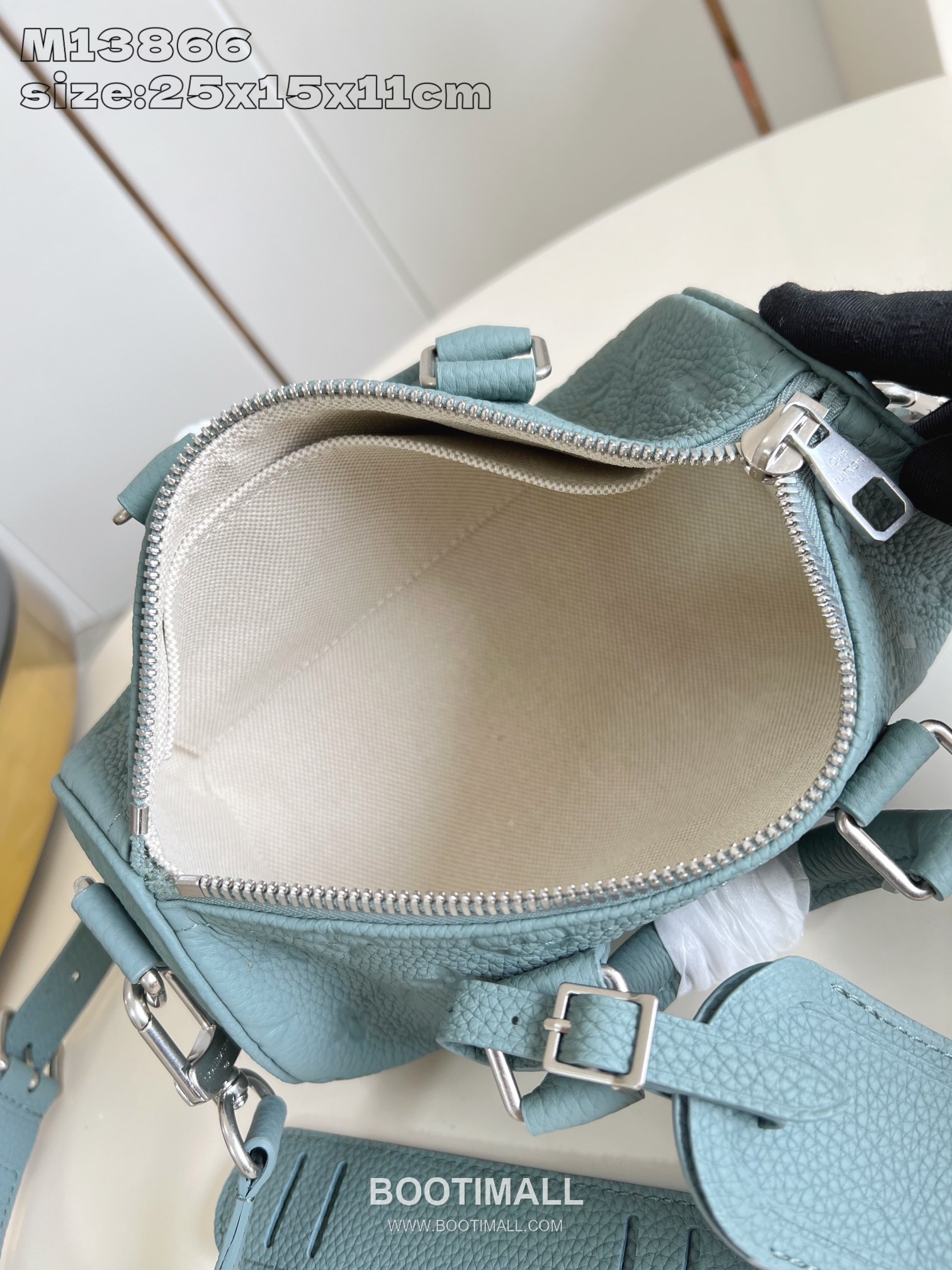 Louis Vuitton Keepall Bandoulière 25 Taurillon Leather Duffle Bag with Strap Detail 루이비통 키폴 반둘리에 25 타우릴론 레더 더플백 M13866 25cm 9