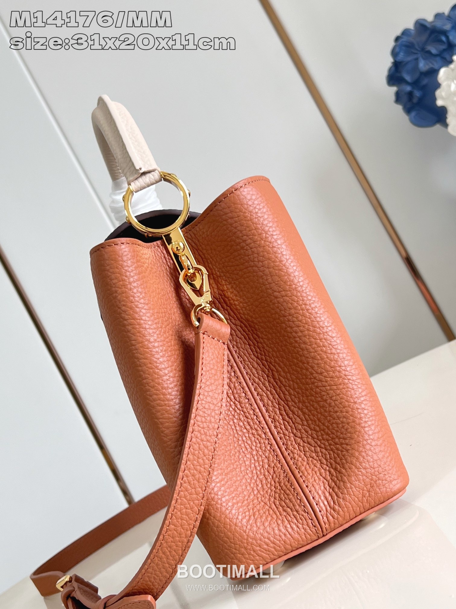Louis Vuitton Capucines Taurillon Leather Top Handle Bag with Flap Logo Detail 루이비통 카퓌신 타우릴론 레더 탑핸들백 M14176 31cm 3