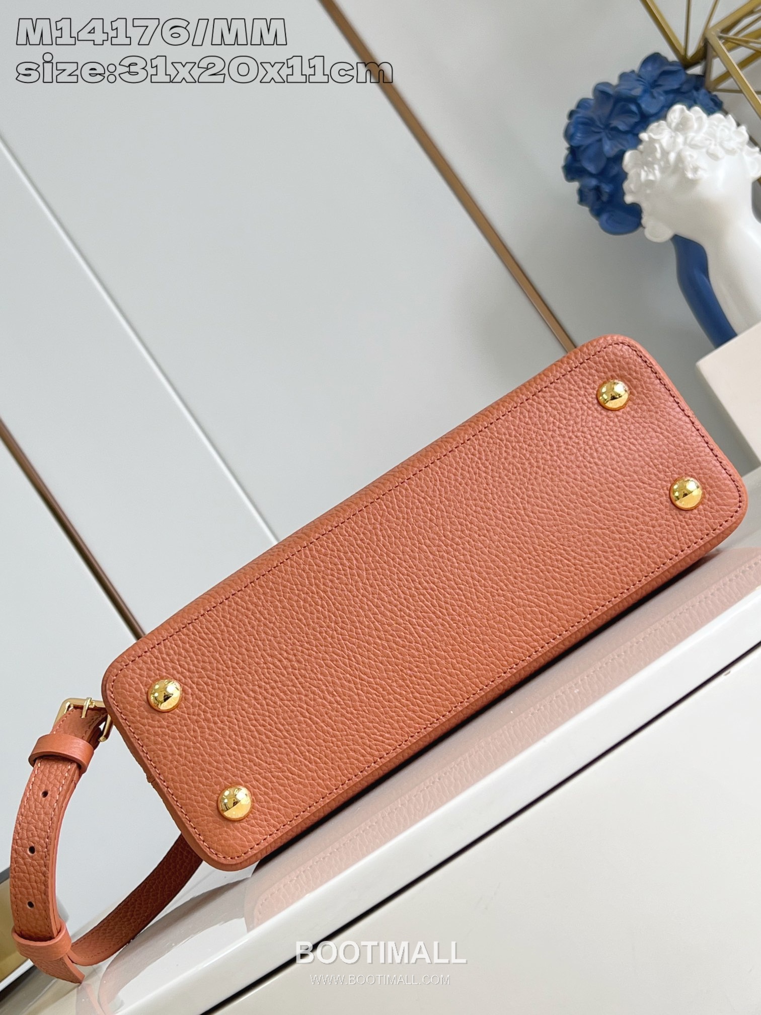 Louis Vuitton Capucines Taurillon Leather Top Handle Bag with Flap Logo Detail 루이비통 카퓌신 타우릴론 레더 탑핸들백 M14176 31cm 5