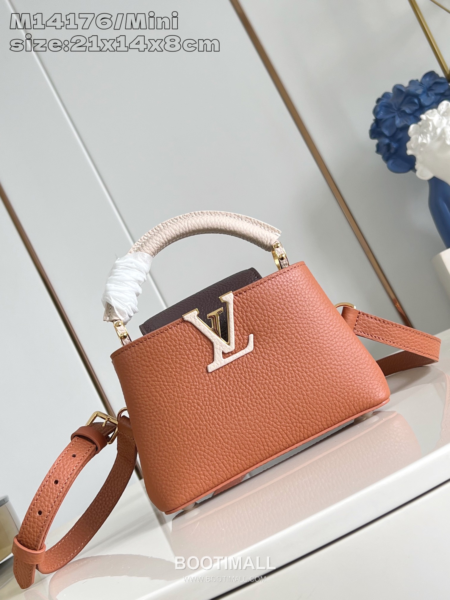 Louis Vuitton Capucines Taurillon Leather Top Handle Mini Bag with Flap Logo Detail 루이비통 카퓌신 타우릴론 레더 탑핸들 미니백 M14176 21cm 1