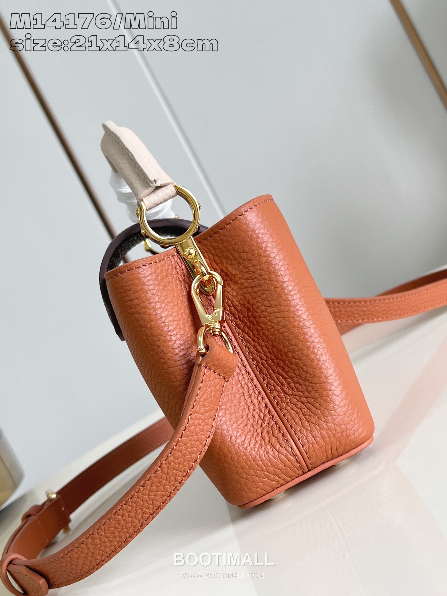 Louis Vuitton Capucines Taurillon Leather Top Handle Mini Bag with Flap Logo Detail 루이비통 카퓌신 타우릴론 레더 탑핸들 미니백 M14176 21cm 3