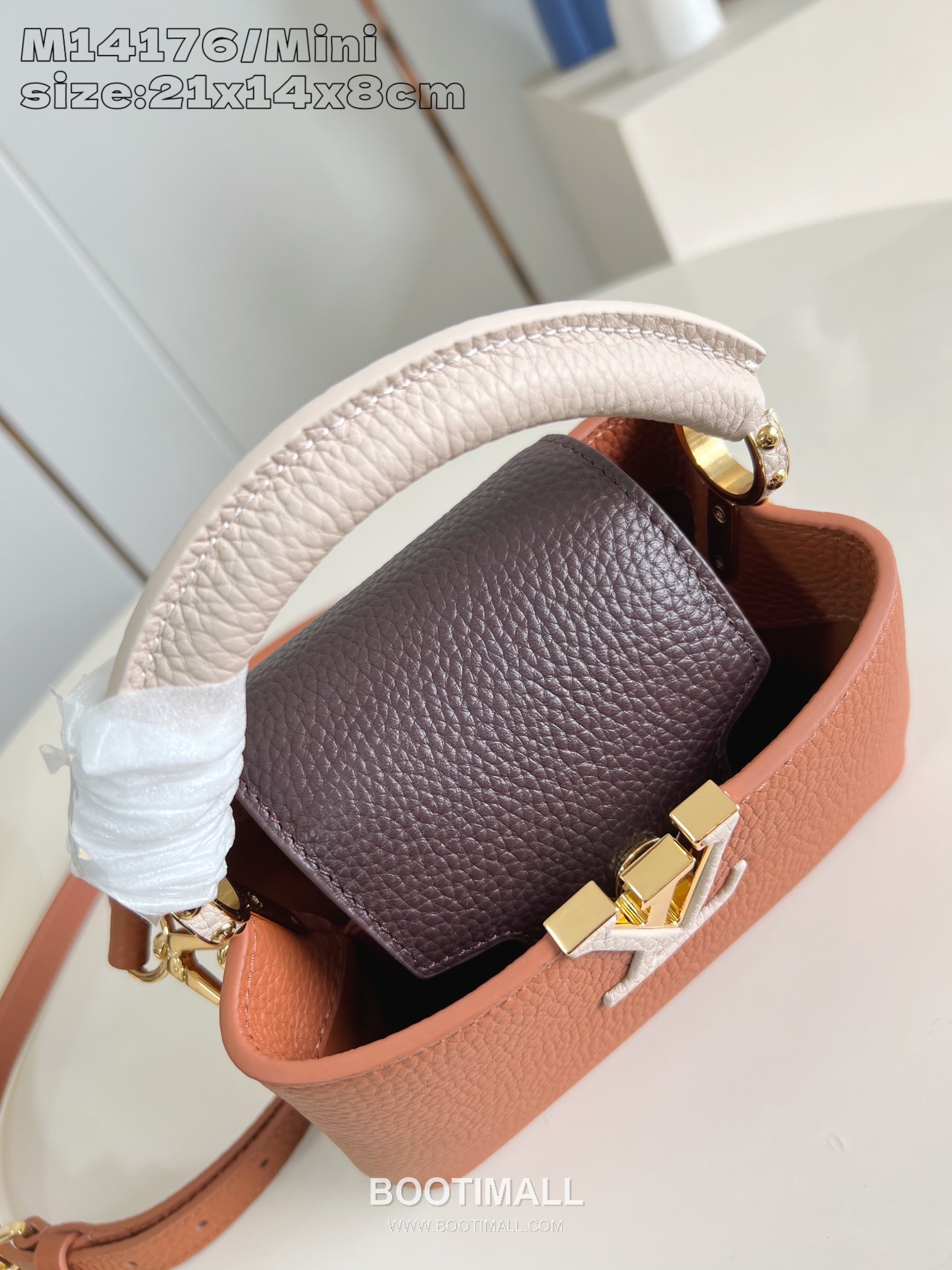 Louis Vuitton Capucines Taurillon Leather Top Handle Mini Bag with Flap Logo Detail 루이비통 카퓌신 타우릴론 레더 탑핸들 미니백 M14176 21cm 6