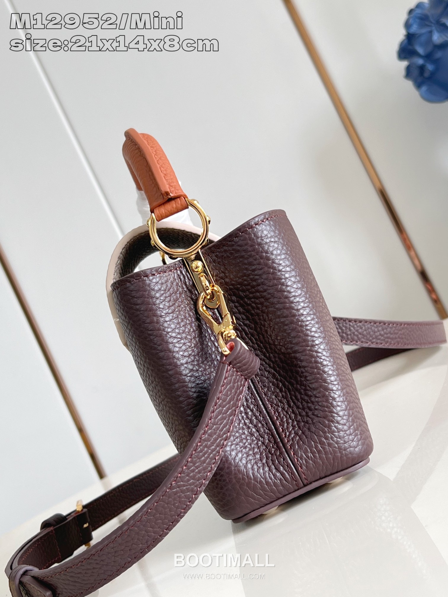 Louis Vuitton Capucines Taurillon Leather Top Handle Mini Bag with Flap Logo Detail 루이비통 카퓌신 타우릴론 레더 탑핸들 미니백 M14176 21cm 3