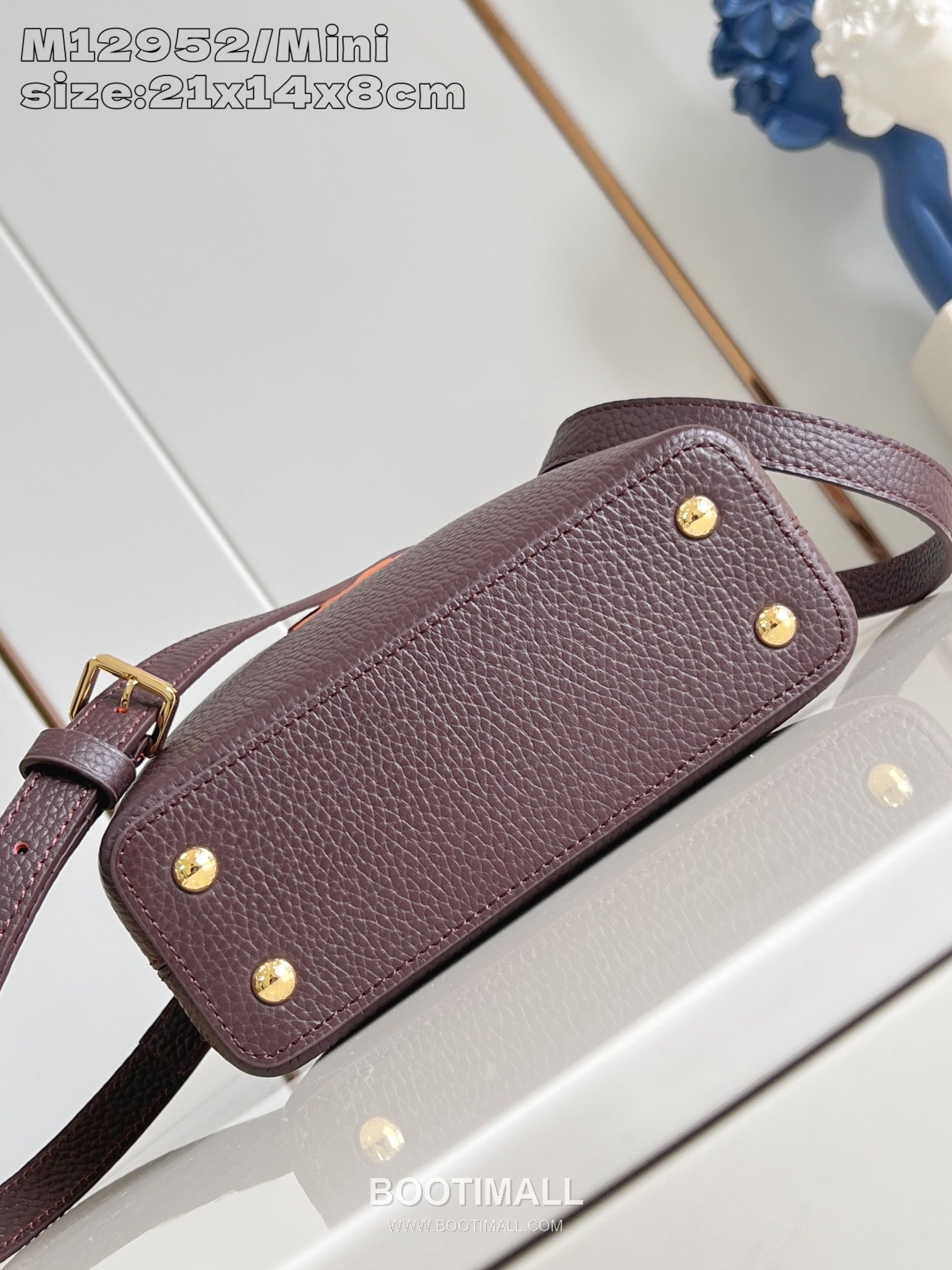 Louis Vuitton Capucines Taurillon Leather Top Handle Mini Bag with Flap Logo Detail 루이비통 카퓌신 타우릴론 레더 탑핸들 미니백 M14176 21cm 5