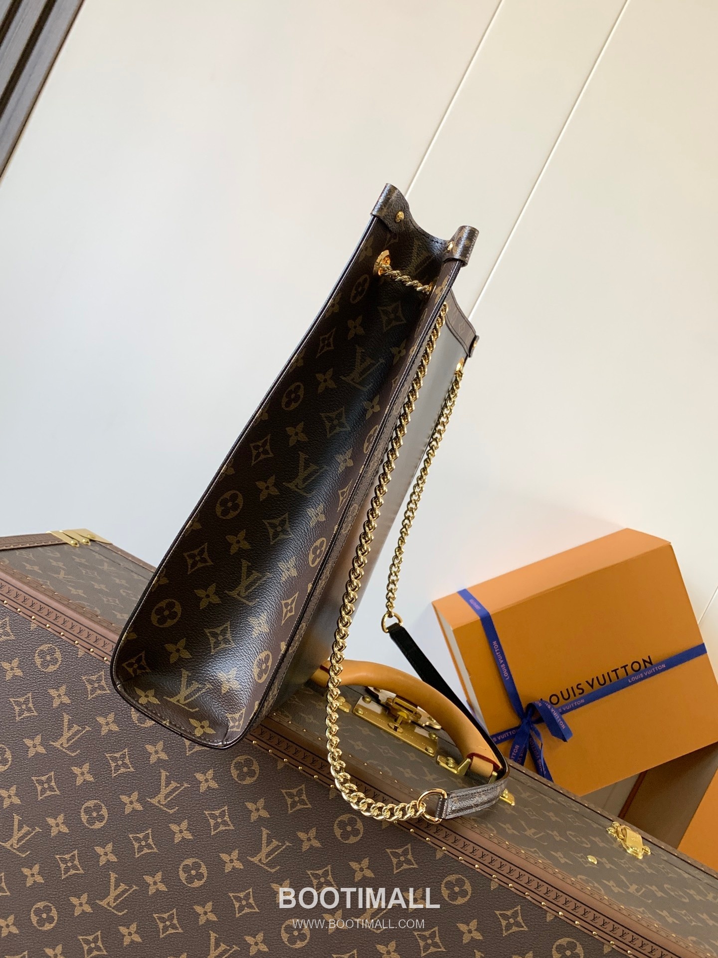 Louis Vuitton Nova Calfskin Leather Tote Bag with Chain Strap Monogram Canvas Trim 루이비통 노바 카프스킨 레더 토트백 M13137 37cm 2