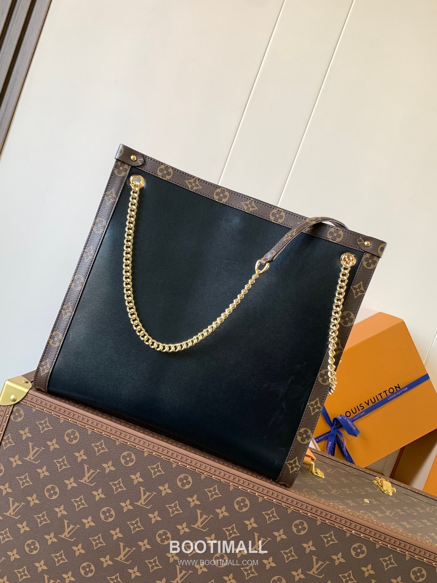 Louis Vuitton Nova Calfskin Leather Tote Bag with Chain Strap Monogram Canvas Trim 루이비통 노바 카프스킨 레더 토트백 M13137 37cm 3