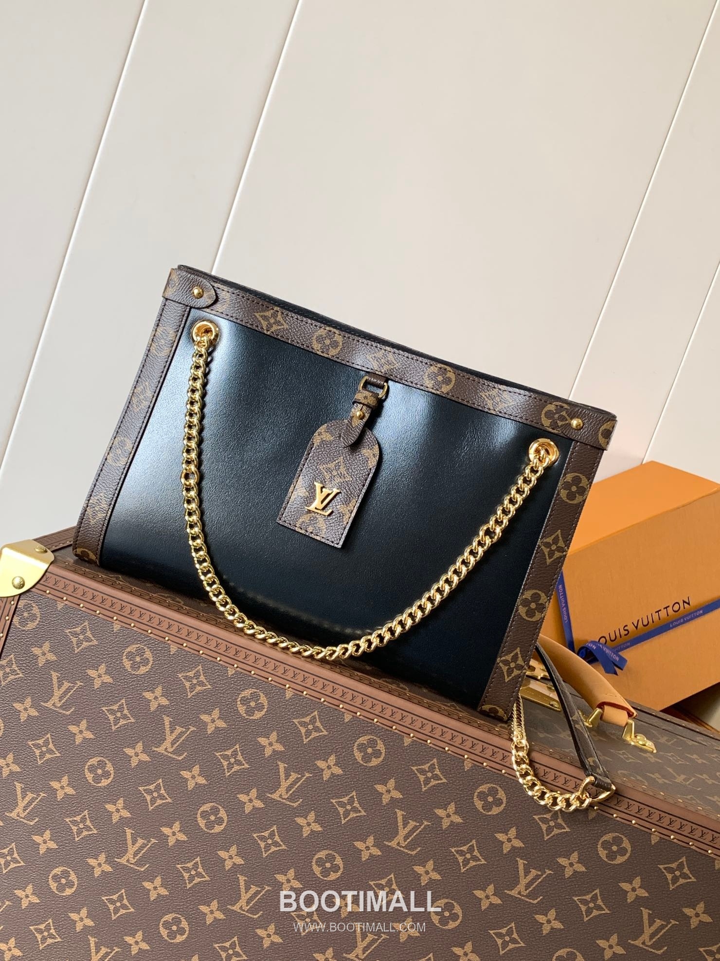 Louis Vuitton Nova Calfskin Leather Shoulder Bag with Chain Strap Monogram Canvas Trim 루이비통 노바 카프스킨 레더 숄더백 M13140 31cm 1
