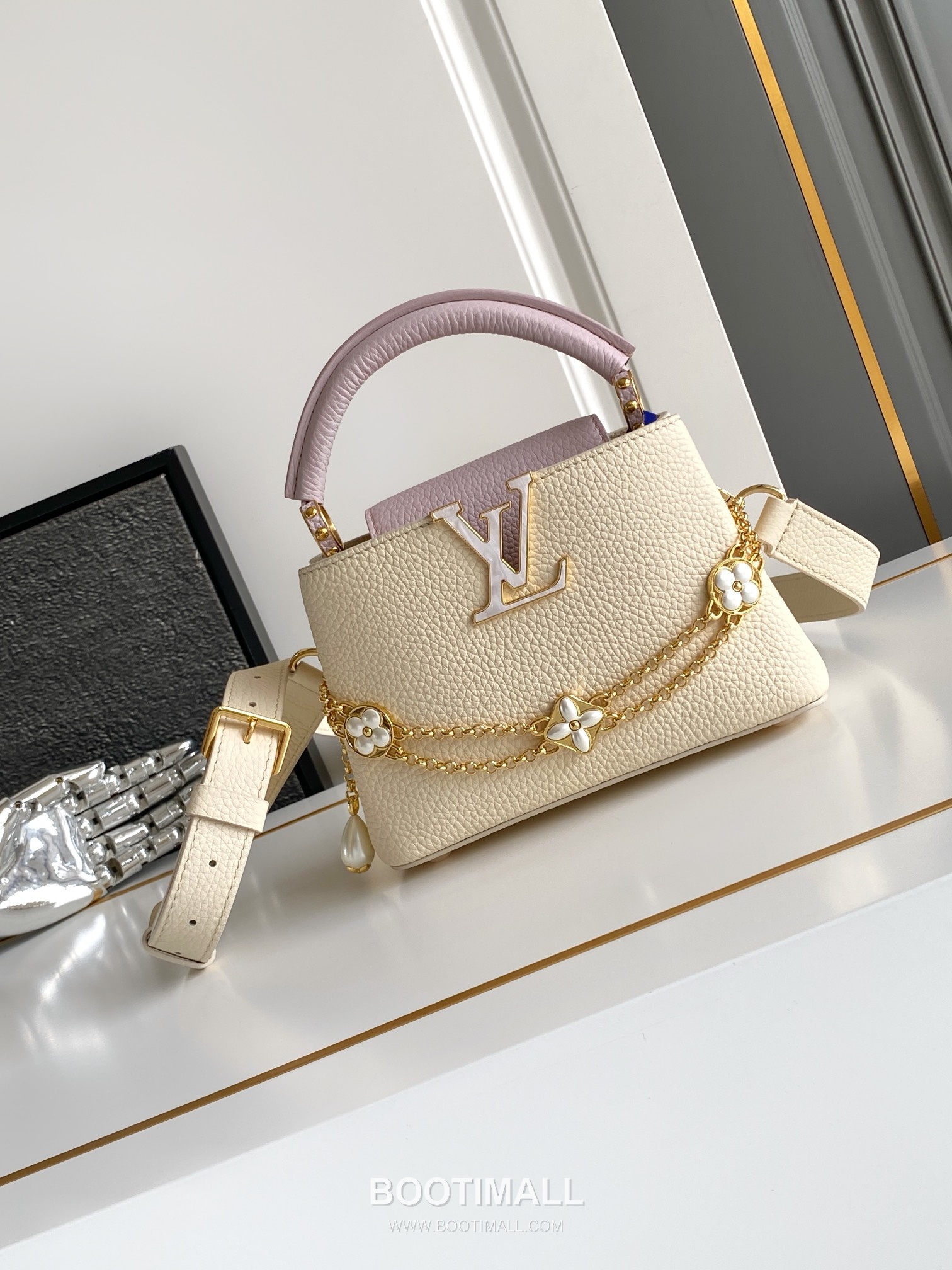 Louis Vuitton Pearl Calfskin Leather Top Handle Bag with Strap Detail 루이비통 펄 화이트 카프스킨 레더 탑핸들백 M15117 21cm 1