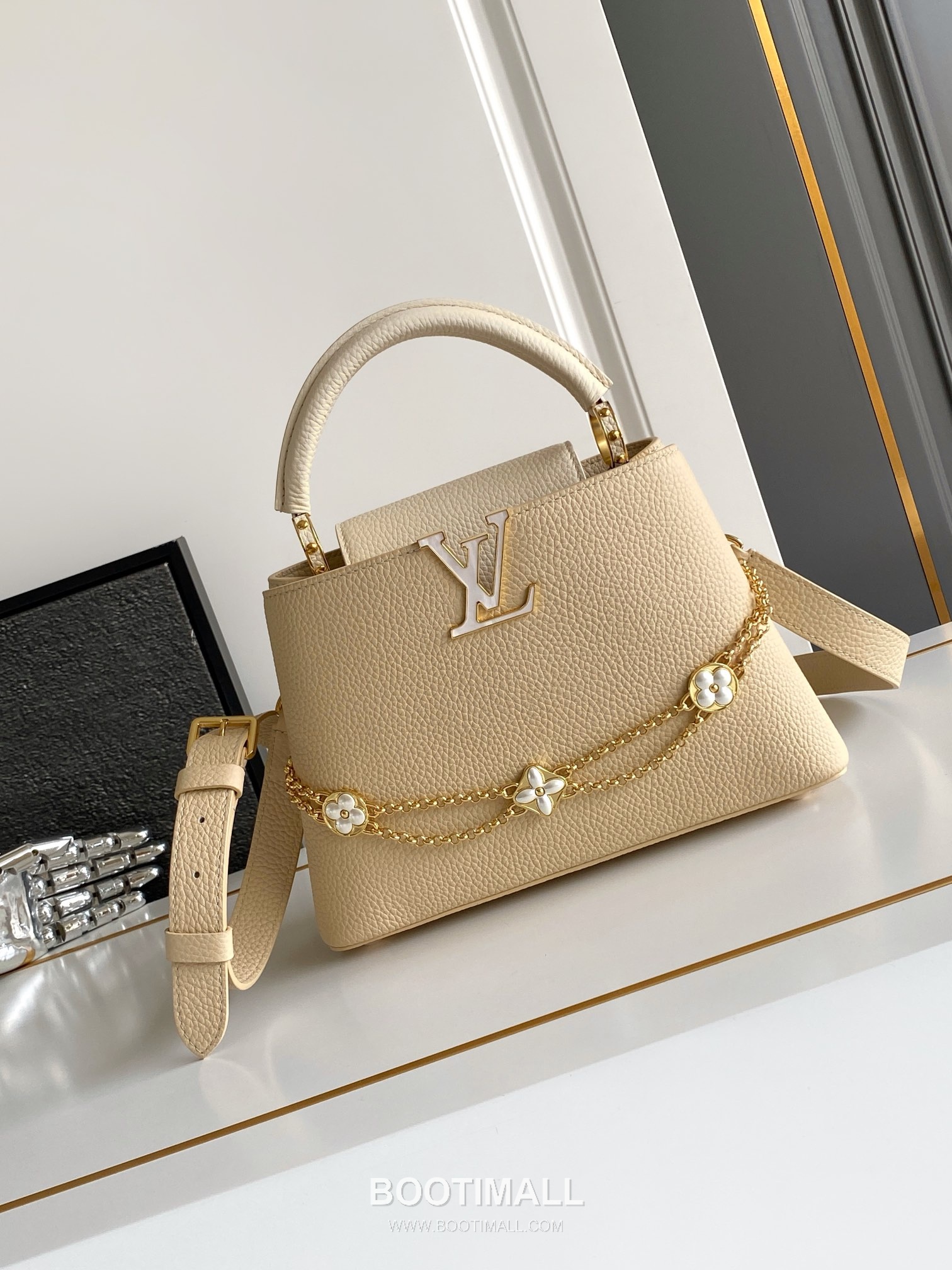 Louis Vuitton Calfskin Leather Top Handle Bag with Strap Lock Detail 루이비통 카프스킨 레더 탑핸들백 M25461 27cm 1