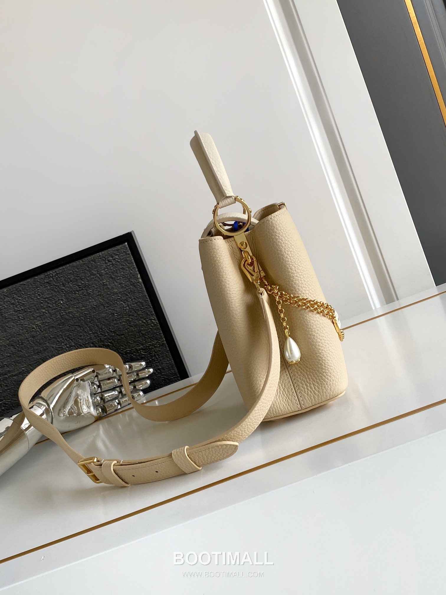 Louis Vuitton Calfskin Leather Top Handle Bag with Strap Lock Detail 루이비통 카프스킨 레더 탑핸들백 M25461 27cm 2