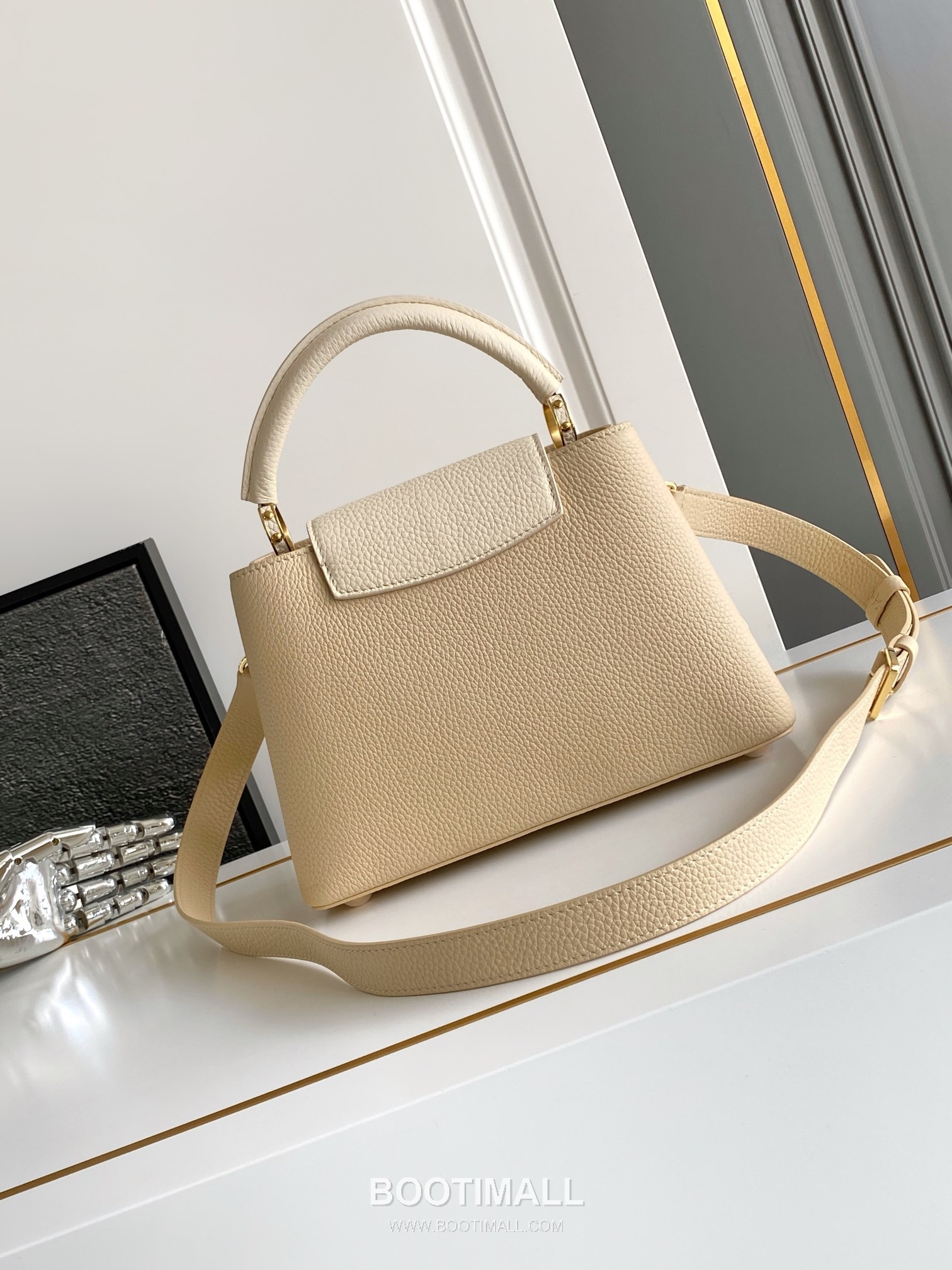 Louis Vuitton Calfskin Leather Top Handle Bag with Strap Lock Detail 루이비통 카프스킨 레더 탑핸들백 M25461 27cm 3