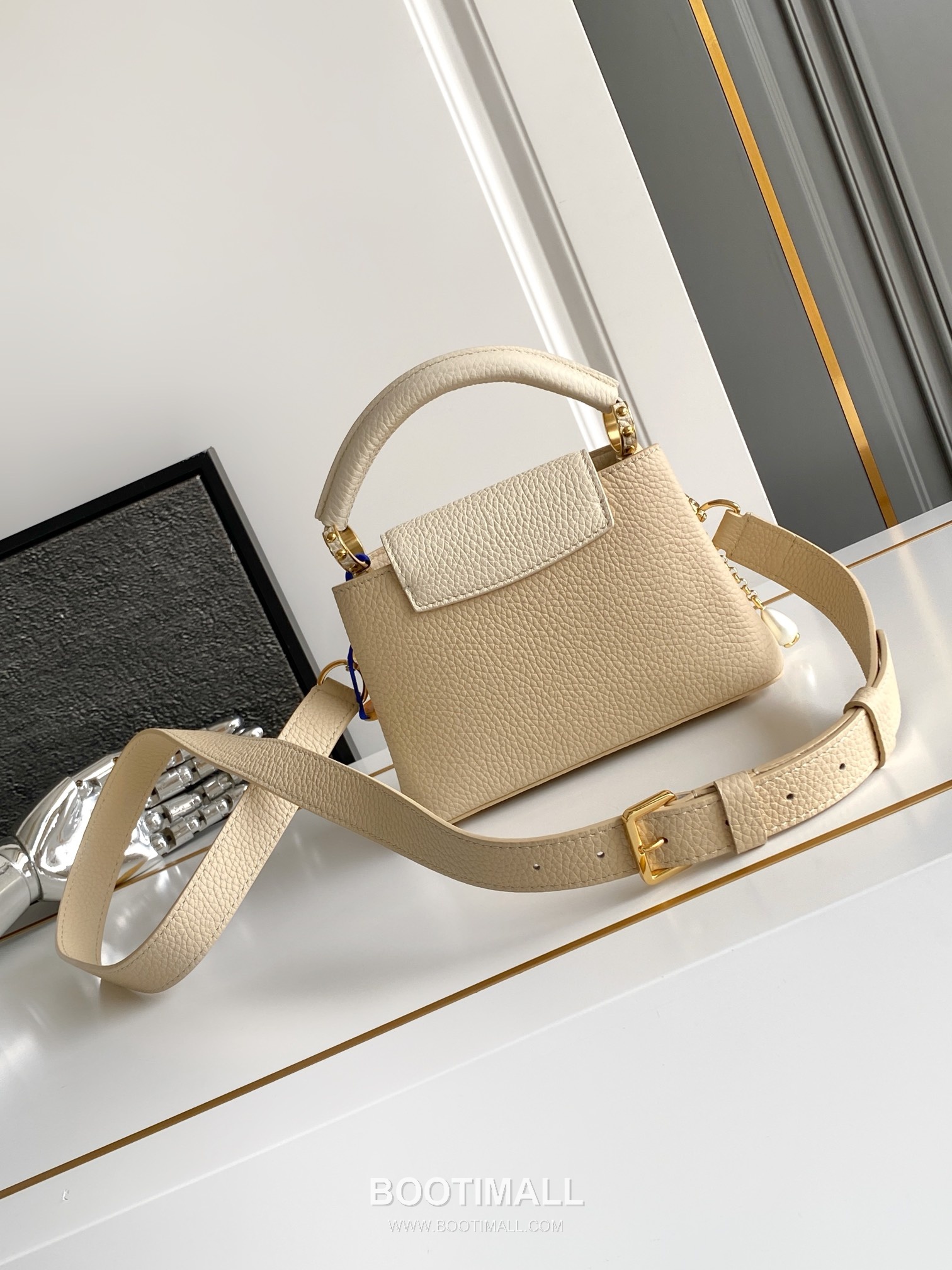 Louis Vuitton Pearl Calfskin Leather Top Handle Bag with Strap Detail 루이비통 펄 화이트 카프스킨 레더 탑핸들백 M15117 21cm 3