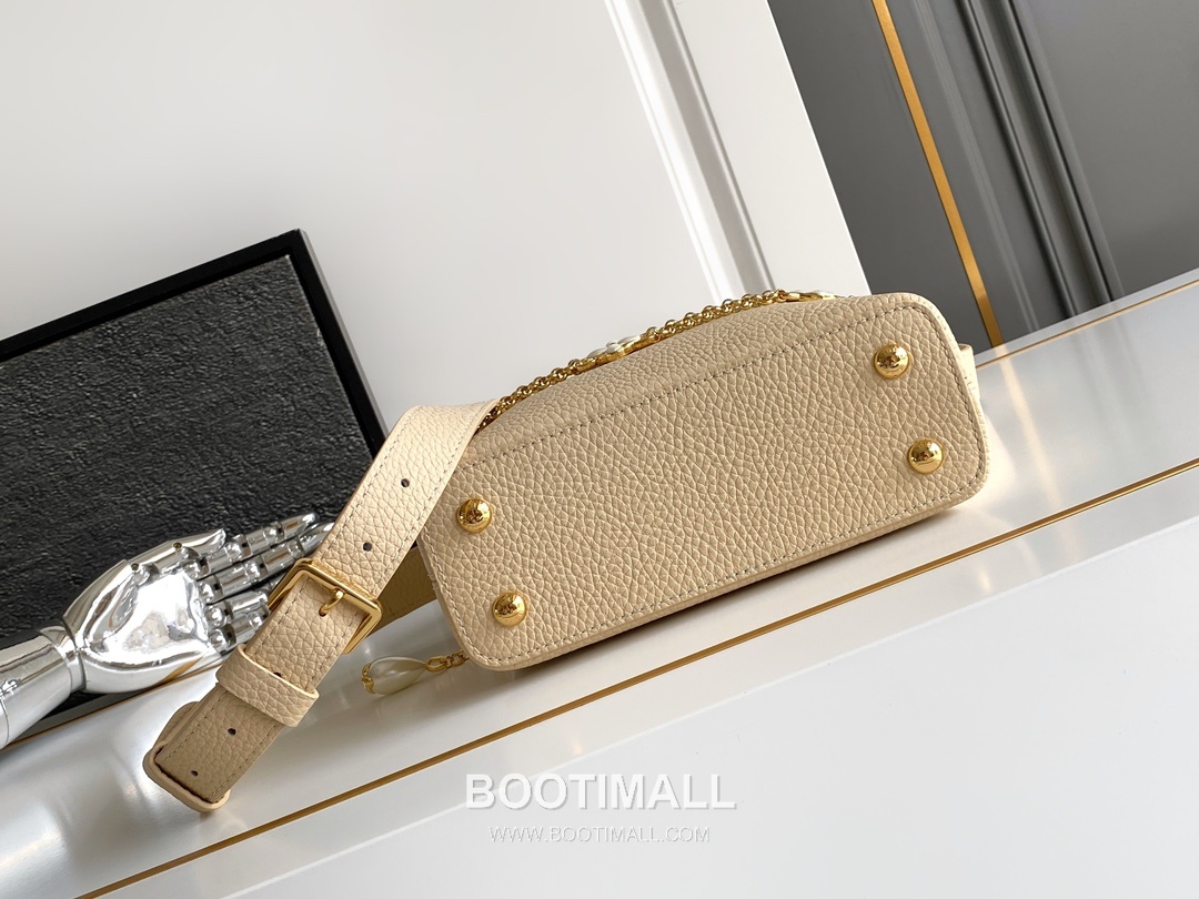 Louis Vuitton Pearl Calfskin Leather Top Handle Bag with Strap Detail 루이비통 펄 화이트 카프스킨 레더 탑핸들백 M15117 21cm 4