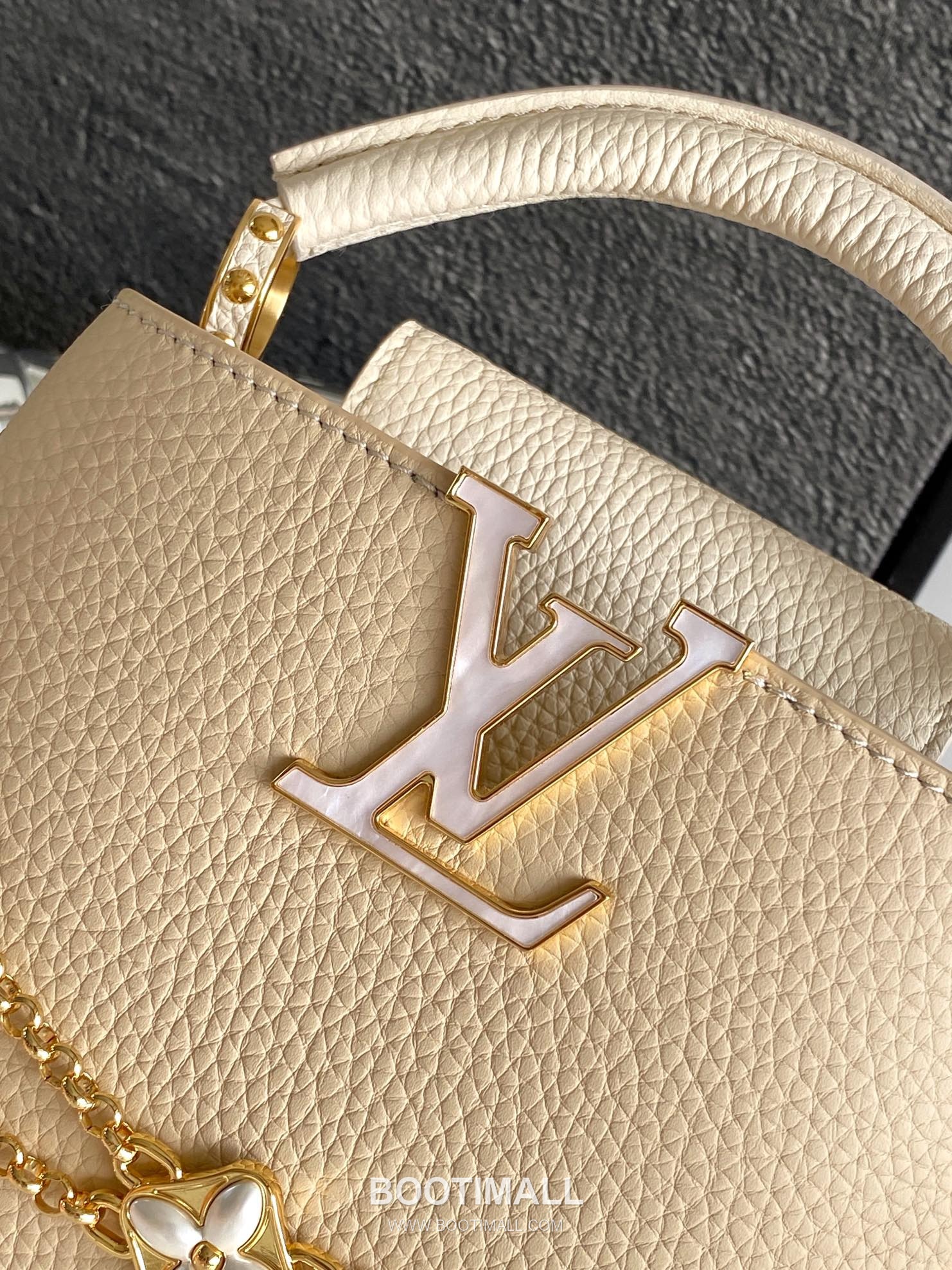 Louis Vuitton Pearl Calfskin Leather Top Handle Bag with Strap Detail 루이비통 펄 화이트 카프스킨 레더 탑핸들백 M15117 21cm 5