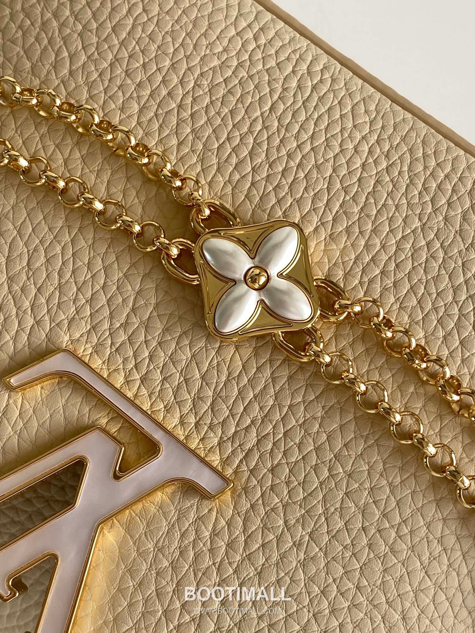 Louis Vuitton Pearl Calfskin Leather Top Handle Bag with Strap Detail 루이비통 펄 화이트 카프스킨 레더 탑핸들백 M15117 21cm 6