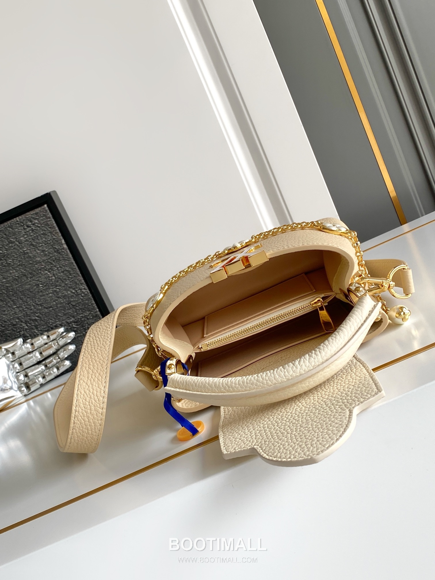 Louis Vuitton Pearl Calfskin Leather Top Handle Bag with Strap Detail 루이비통 펄 화이트 카프스킨 레더 탑핸들백 M15117 21cm 8