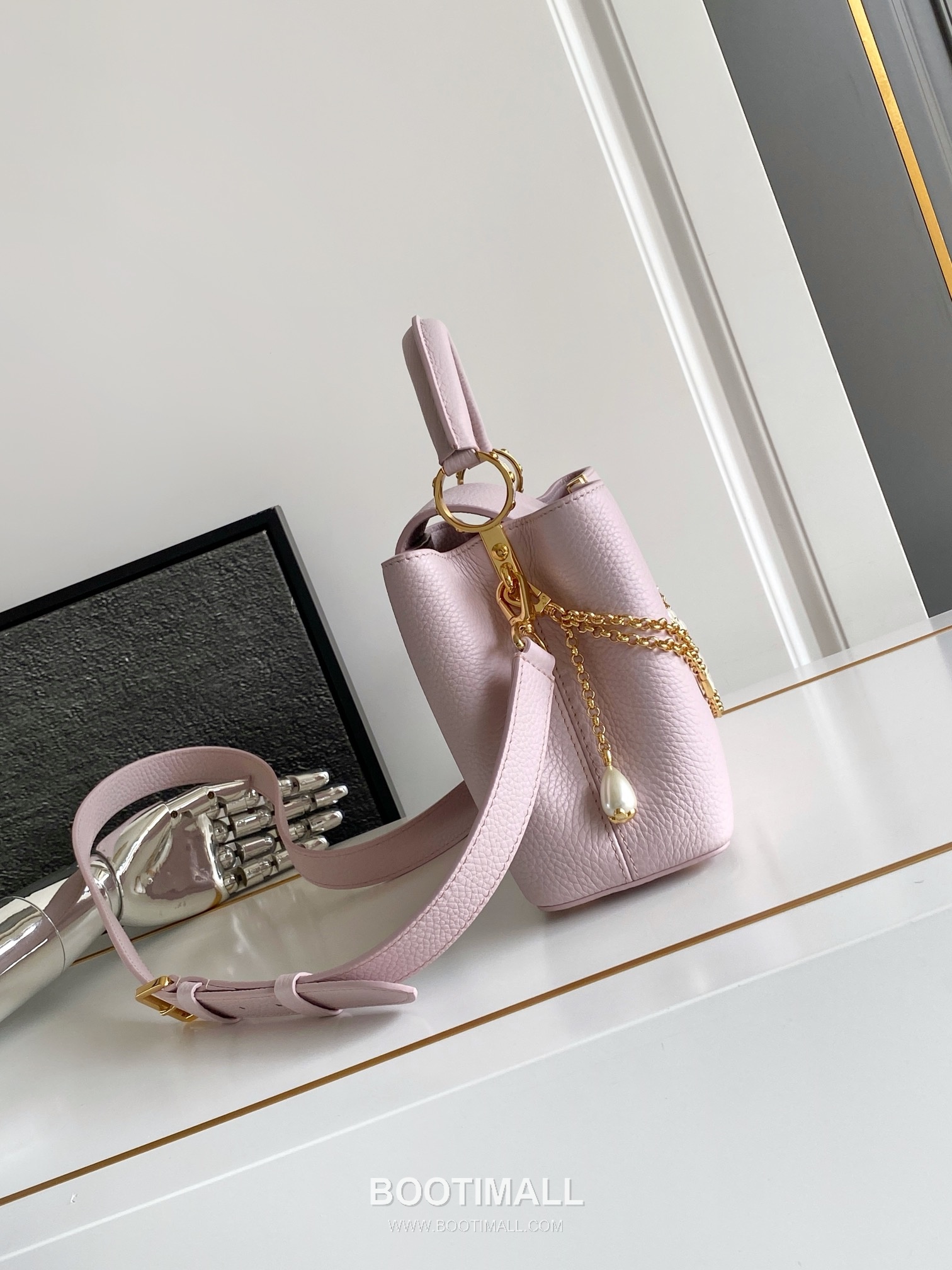 Louis Vuitton Calfskin Leather Top Handle Bag with Strap Lock Detail 루이비통 카프스킨 레더 탑핸들백 M25461 27cm 2