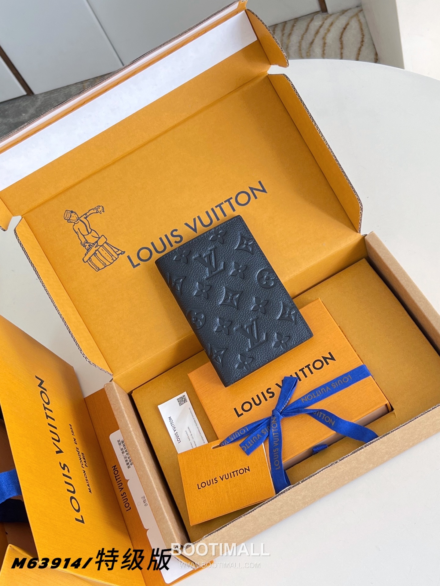 Louis Vuitton Passport Cover Monogram Canvas Wallet with Card Slot Pocket Detail 루이비통 패스포트 커버 모노그램 캔버스 카드슬롯 지갑 M63914 10cm 1