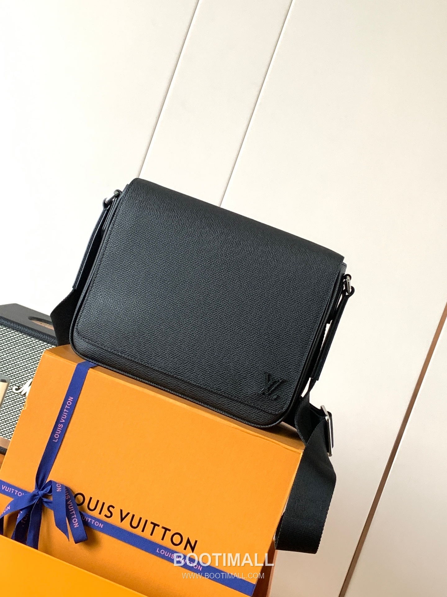 Louis Vuitton District PM Damier Infini Coated Canvas Messenger Bag with Flap Magnetic Detail 루이비통 디스트릭트 PM 다미에 인피니 코팅 캔버스 메신저백 N30850 26cm 1