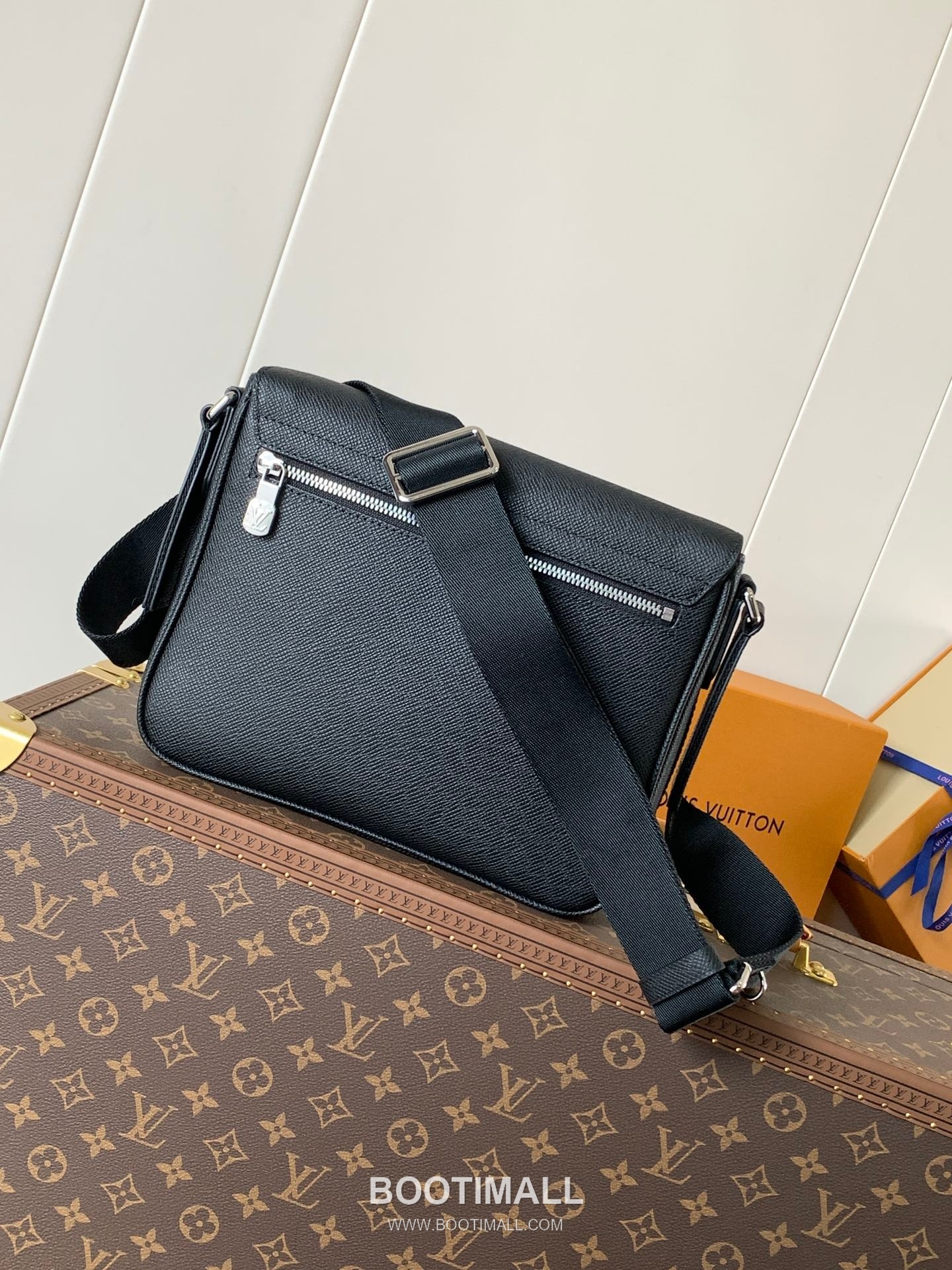 Louis Vuitton District PM Damier Infini Coated Canvas Messenger Bag with Flap Magnetic Detail 루이비통 디스트릭트 PM 다미에 인피니 코팅 캔버스 메신저백 N30850 26cm 4