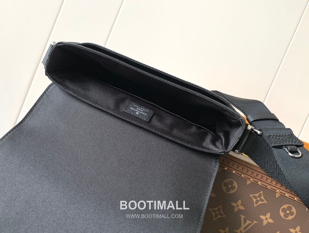 Louis Vuitton District PM Damier Infini Coated Canvas Messenger Bag with Flap Magnetic Detail 루이비통 디스트릭트 PM 다미에 인피니 코팅 캔버스 메신저백 N30850 26cm 9