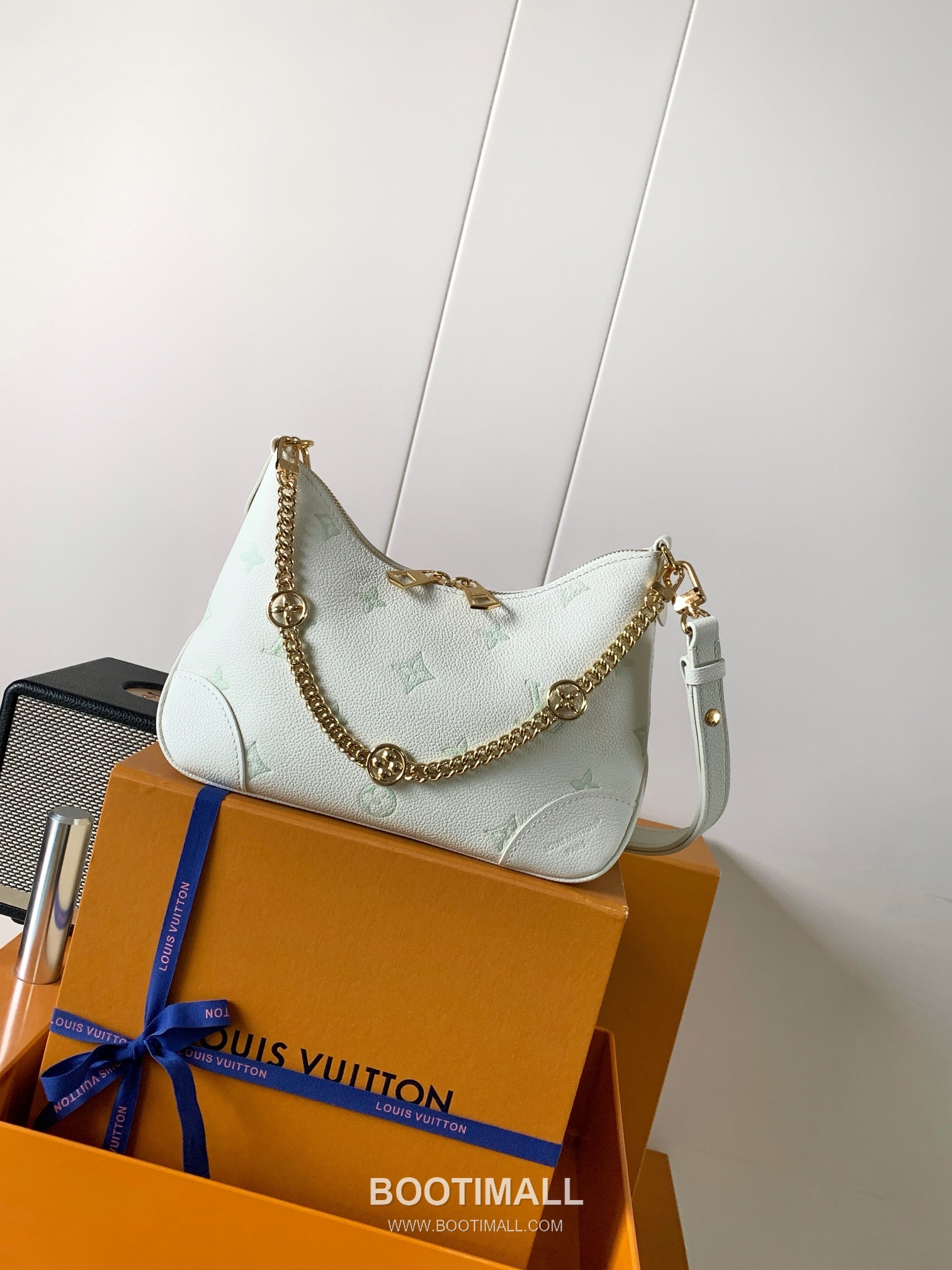 Louis Vuitton Boulogne Calfskin Leather Shoulder Bag with Chain Strap Monogram Embossed Detail 루이비통 불로뉴 카프스킨 레더 숄더백 M27571 26cm 1