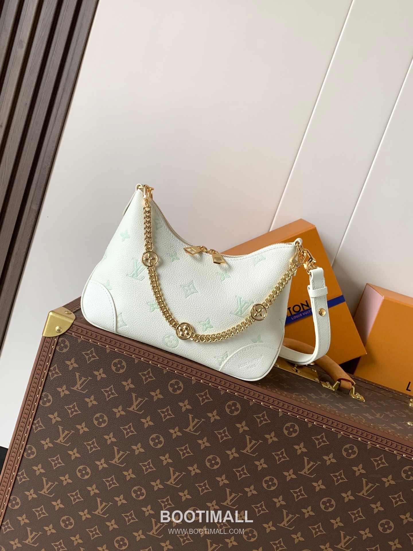 Louis Vuitton Boulogne Calfskin Leather Shoulder Bag with Chain Strap Monogram Embossed Detail 루이비통 불로뉴 카프스킨 레더 숄더백 M27571 26cm 2