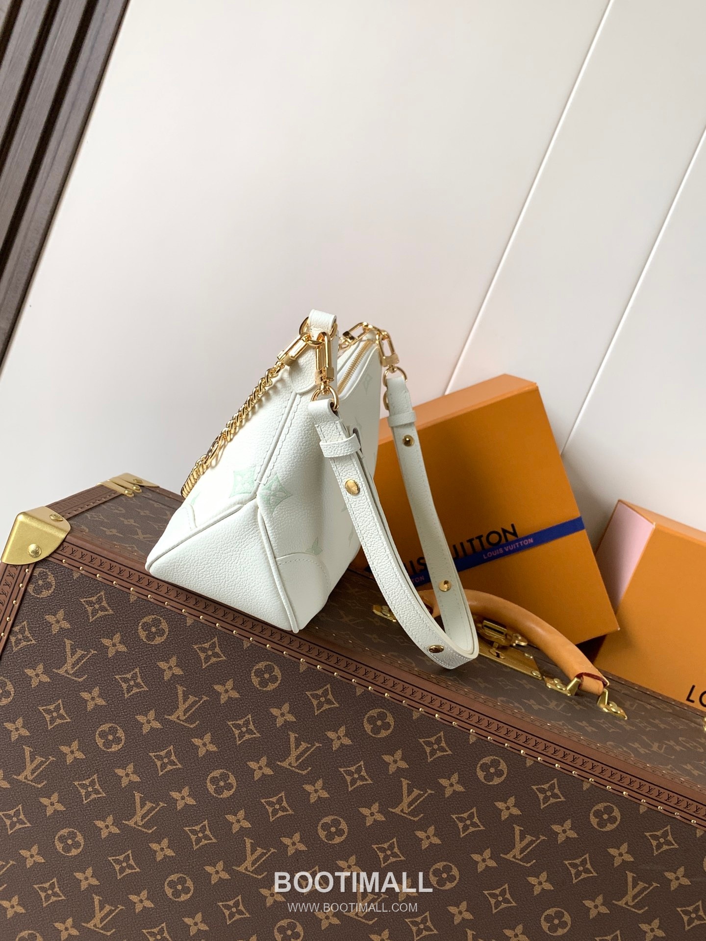 Louis Vuitton Boulogne Calfskin Leather Shoulder Bag with Chain Strap Monogram Embossed Detail 루이비통 불로뉴 카프스킨 레더 숄더백 M27571 26cm 3