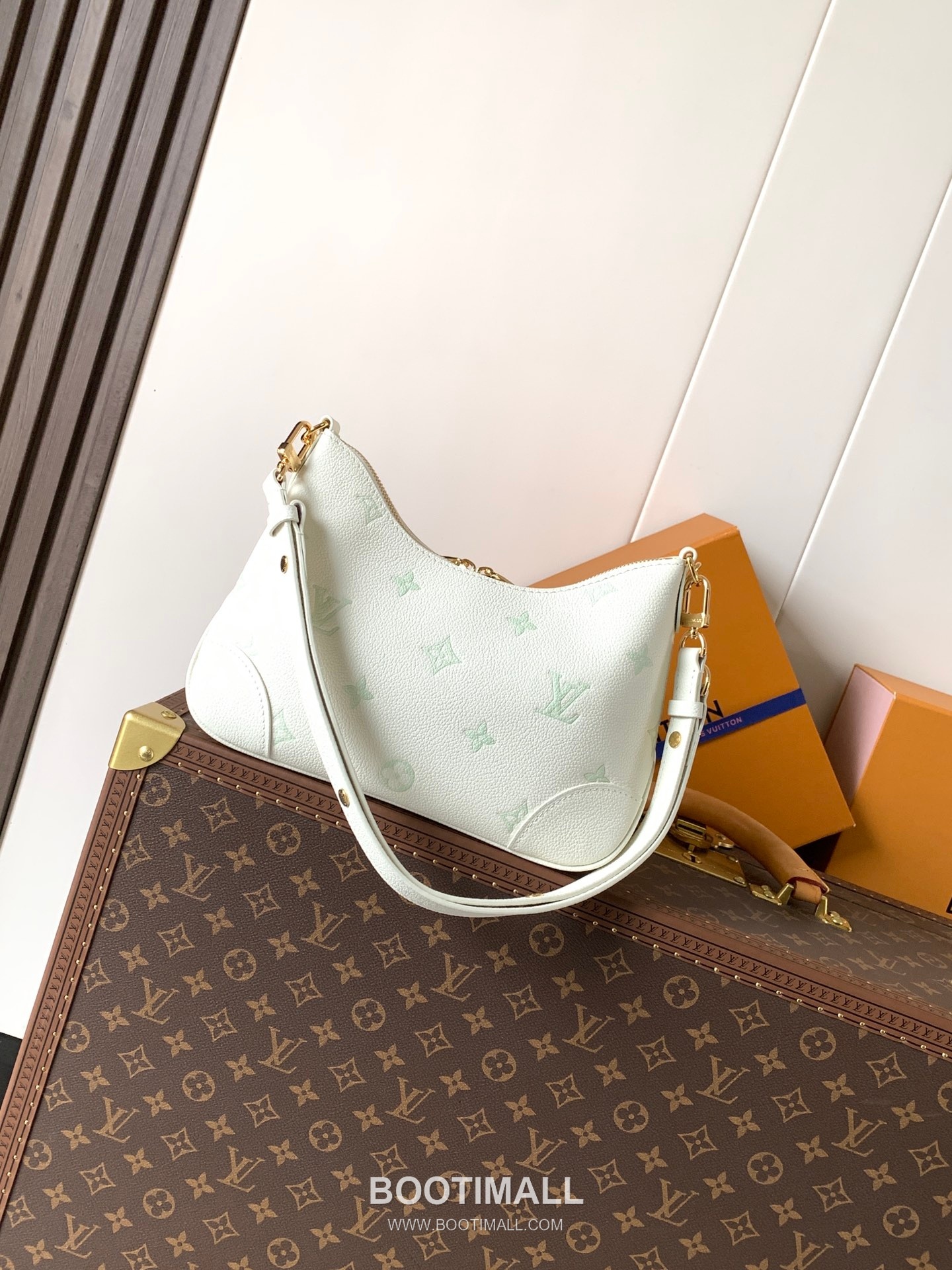Louis Vuitton Boulogne Calfskin Leather Shoulder Bag with Chain Strap Monogram Embossed Detail 루이비통 불로뉴 카프스킨 레더 숄더백 M27571 26cm 4