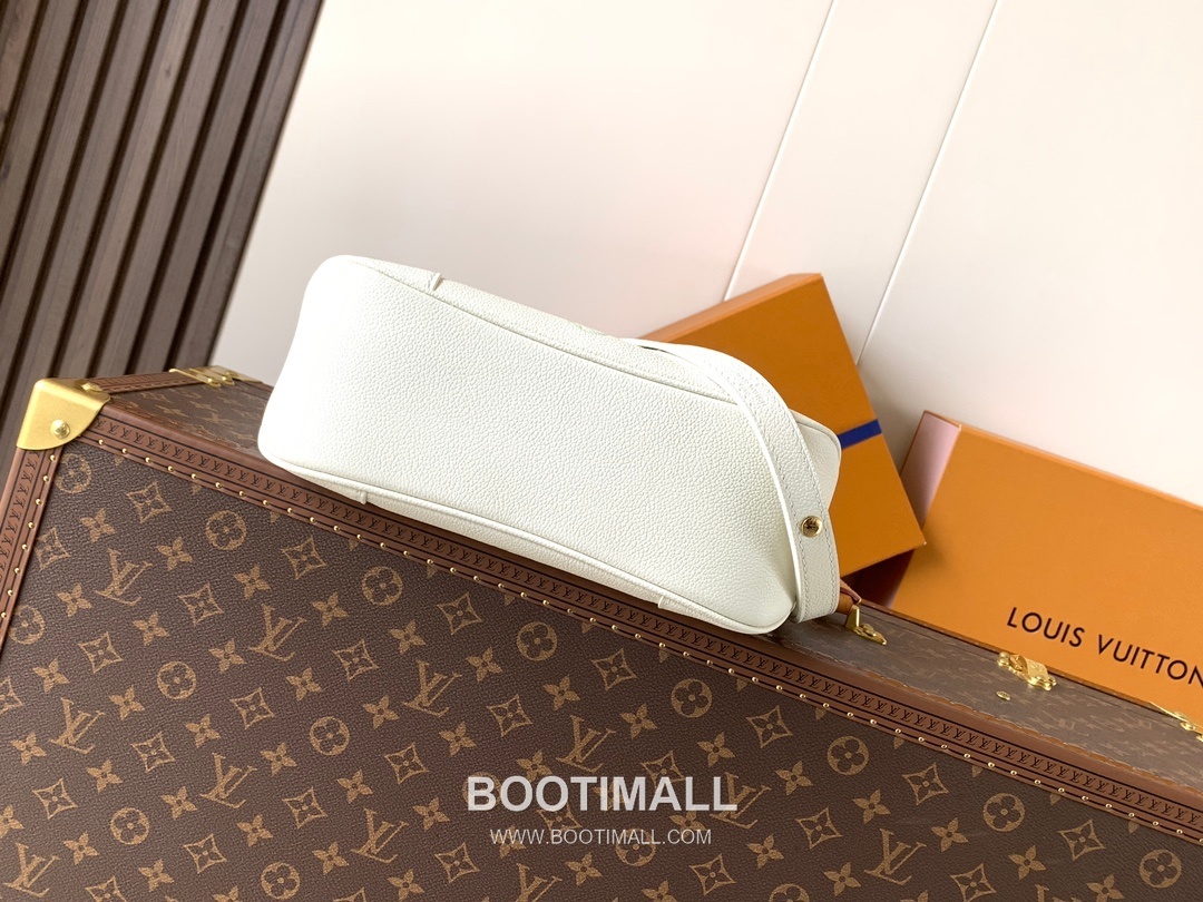 Louis Vuitton Boulogne Calfskin Leather Shoulder Bag with Chain Strap Monogram Embossed Detail 루이비통 불로뉴 카프스킨 레더 숄더백 M27571 26cm 5