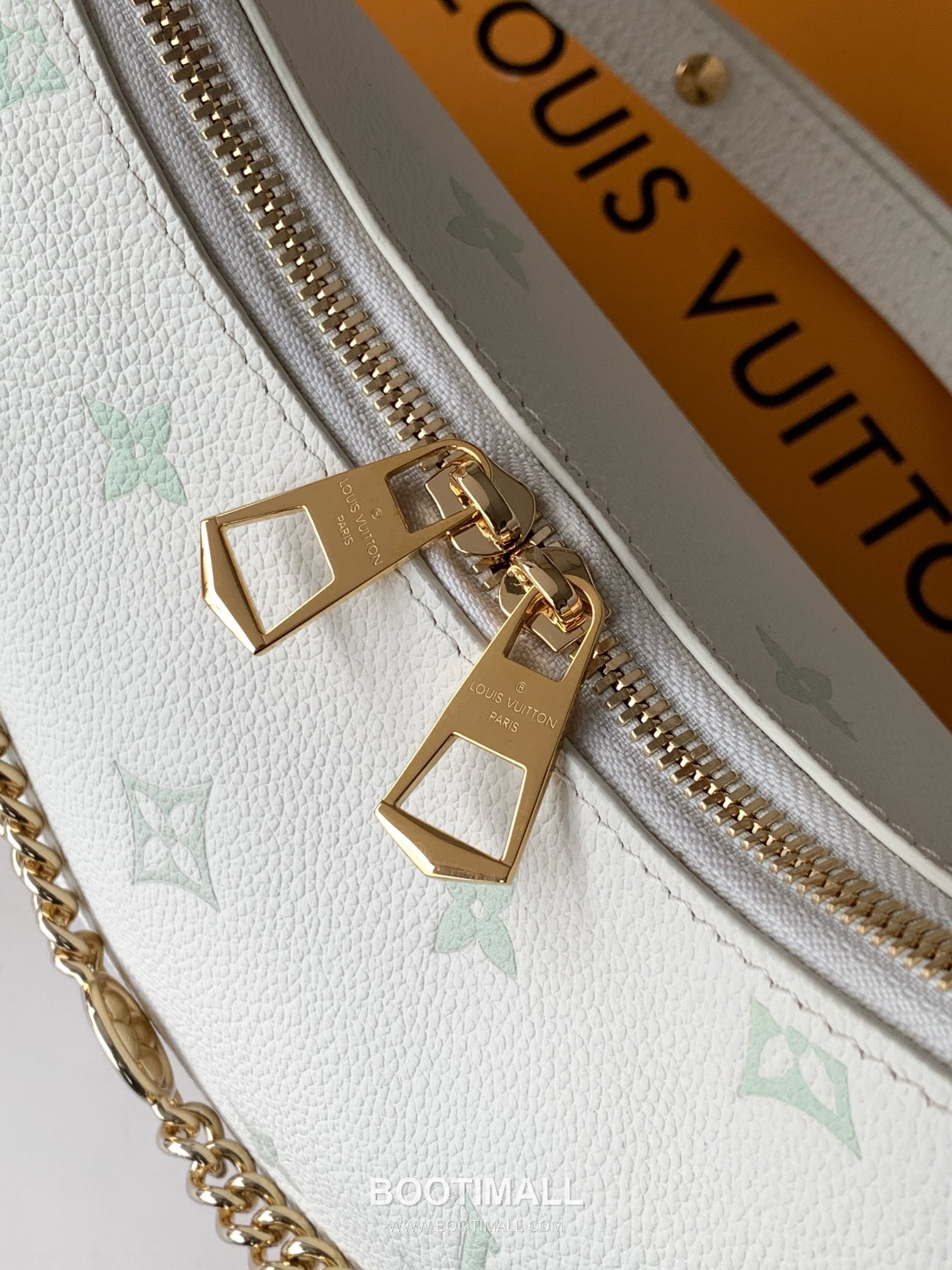Louis Vuitton Boulogne Calfskin Leather Shoulder Bag with Chain Strap Monogram Embossed Detail 루이비통 불로뉴 카프스킨 레더 숄더백 M27571 26cm 6