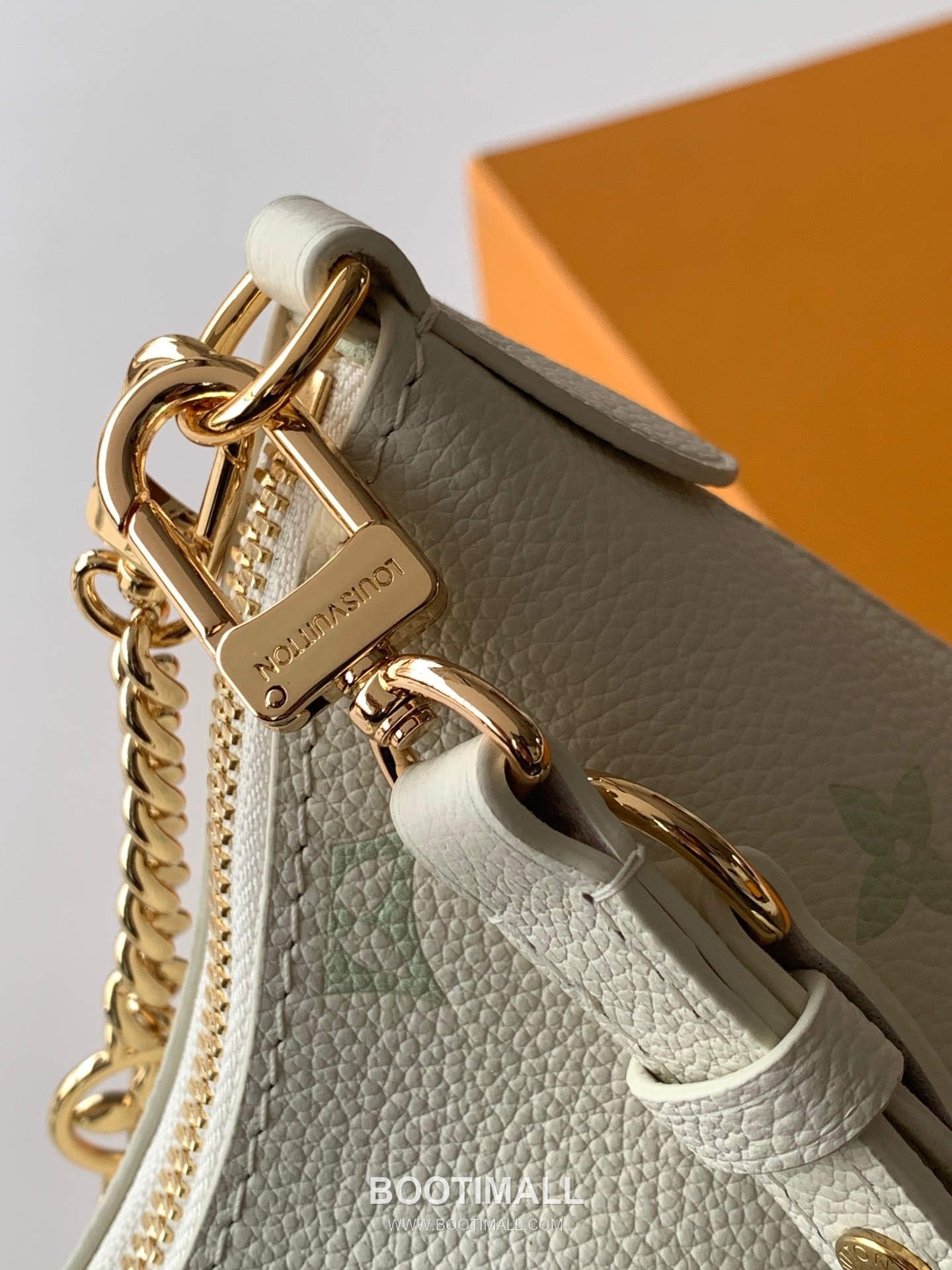 Louis Vuitton Boulogne Calfskin Leather Shoulder Bag with Chain Strap Monogram Embossed Detail 루이비통 불로뉴 카프스킨 레더 숄더백 M27571 26cm 7