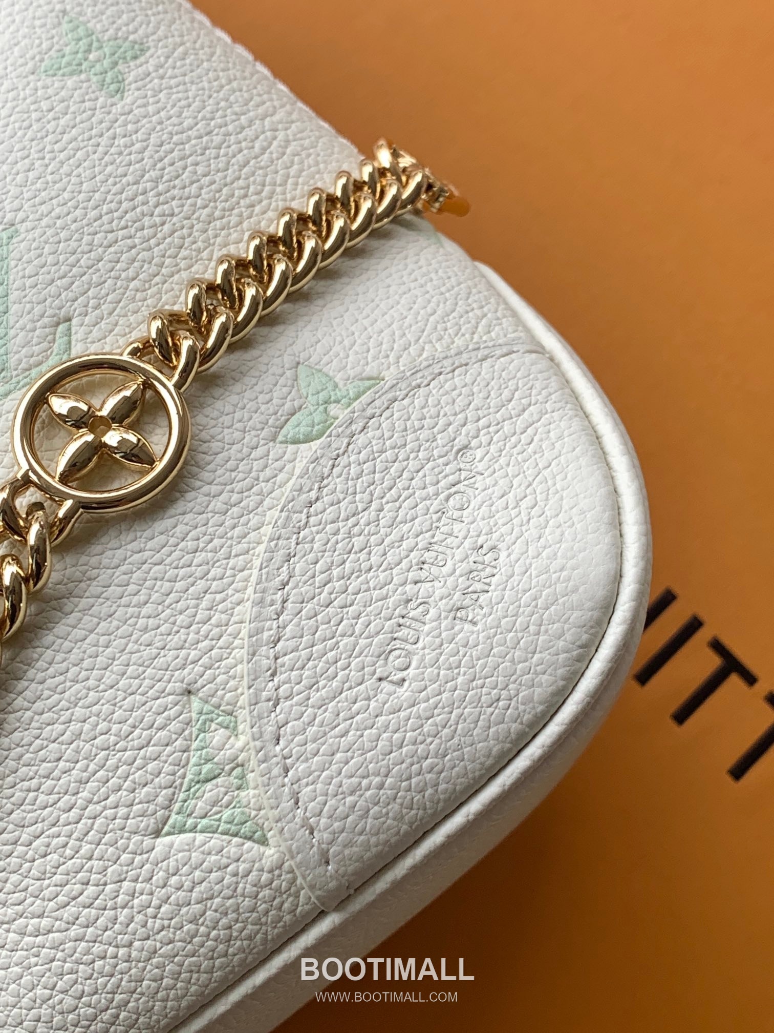 Louis Vuitton Boulogne Calfskin Leather Shoulder Bag with Chain Strap Monogram Embossed Detail 루이비통 불로뉴 카프스킨 레더 숄더백 M27571 26cm 8