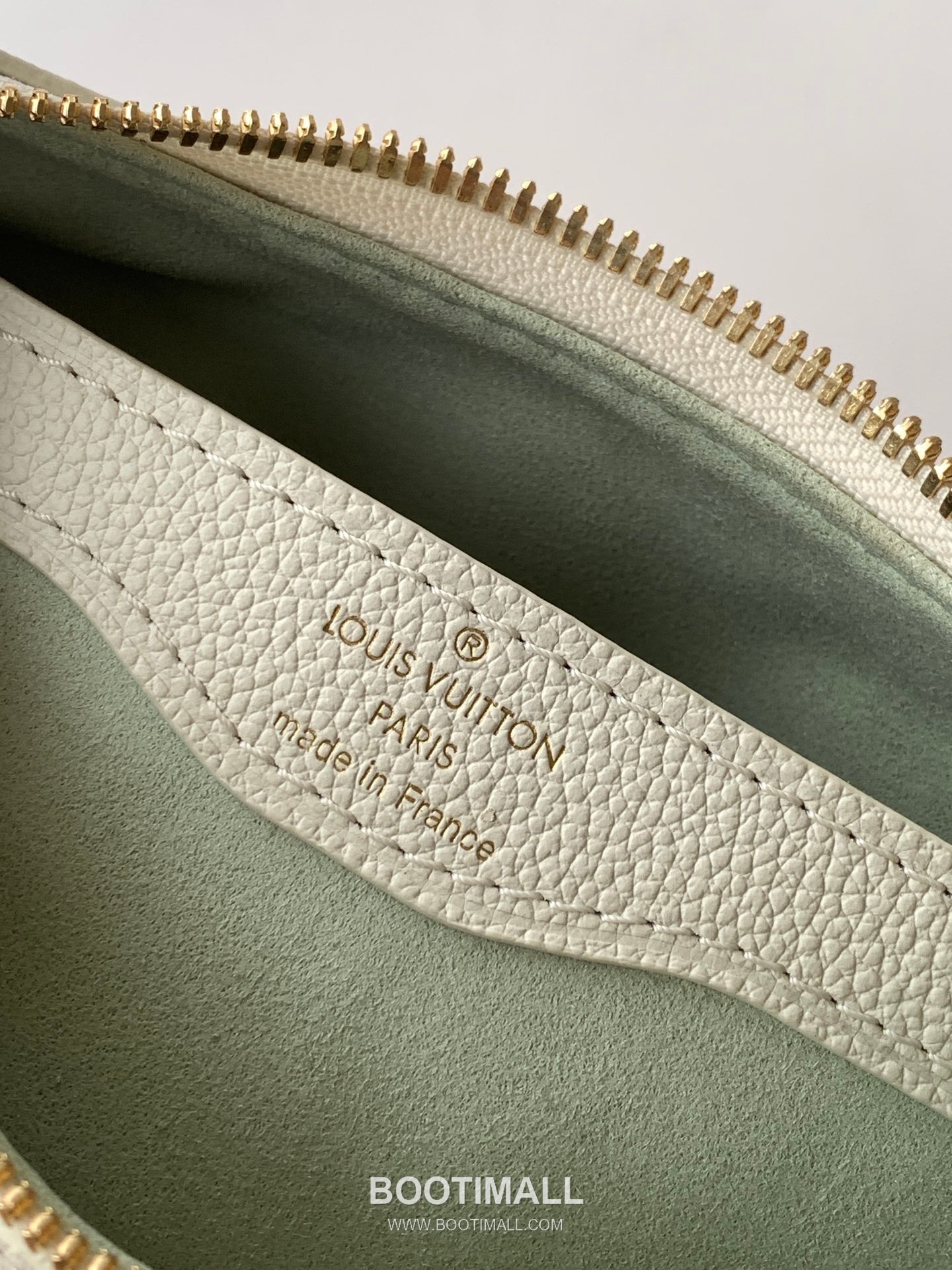 Louis Vuitton Boulogne Calfskin Leather Shoulder Bag with Chain Strap Monogram Embossed Detail 루이비통 불로뉴 카프스킨 레더 숄더백 M27571 26cm 10