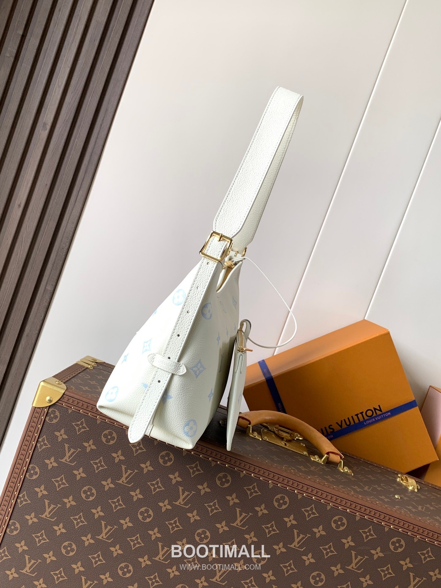 Louis Vuitton CarryAll PM Monogram Empreinte Calfskin Leather Hobo Tote Bag with Tag Strap Detail 루이비통 캐리올 PM 모노그램 앙프렝뜨 카프스킨 레더 호보 토트백 M27573 29cm 3