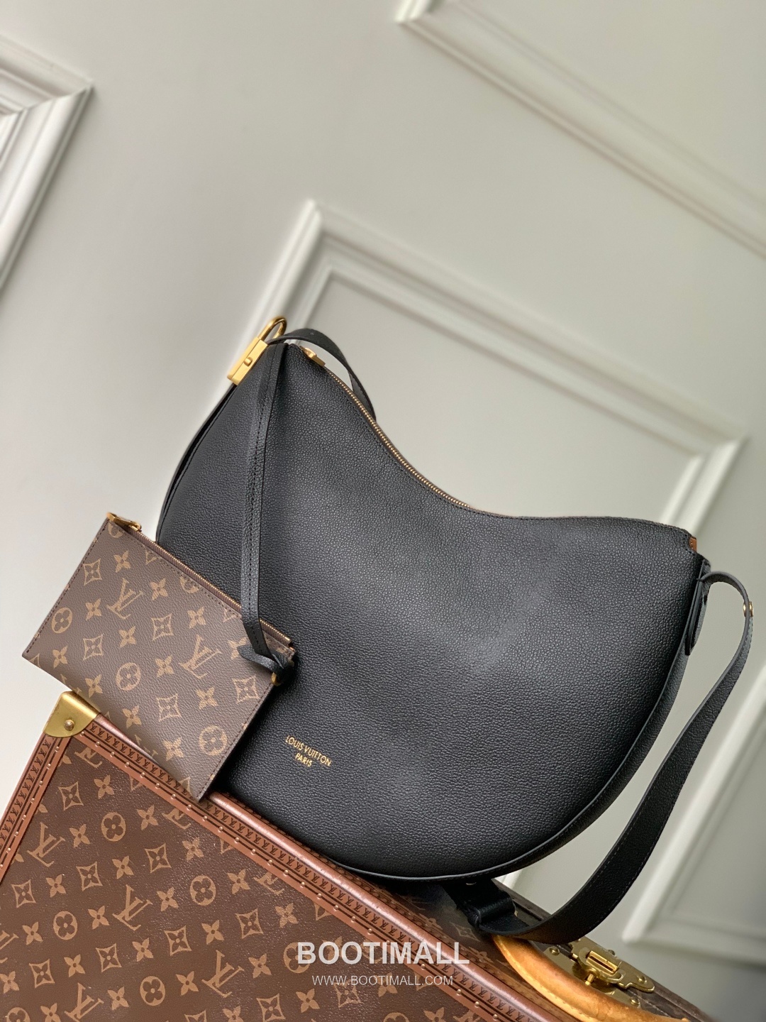 Louis Vuitton Low Key Cookie Calfskin Leather Shoulder Bag with Lock Pouch Detail 루이비통 로우키 쿠키 카프스킨 레더 숄더백 M14417 32cm 1