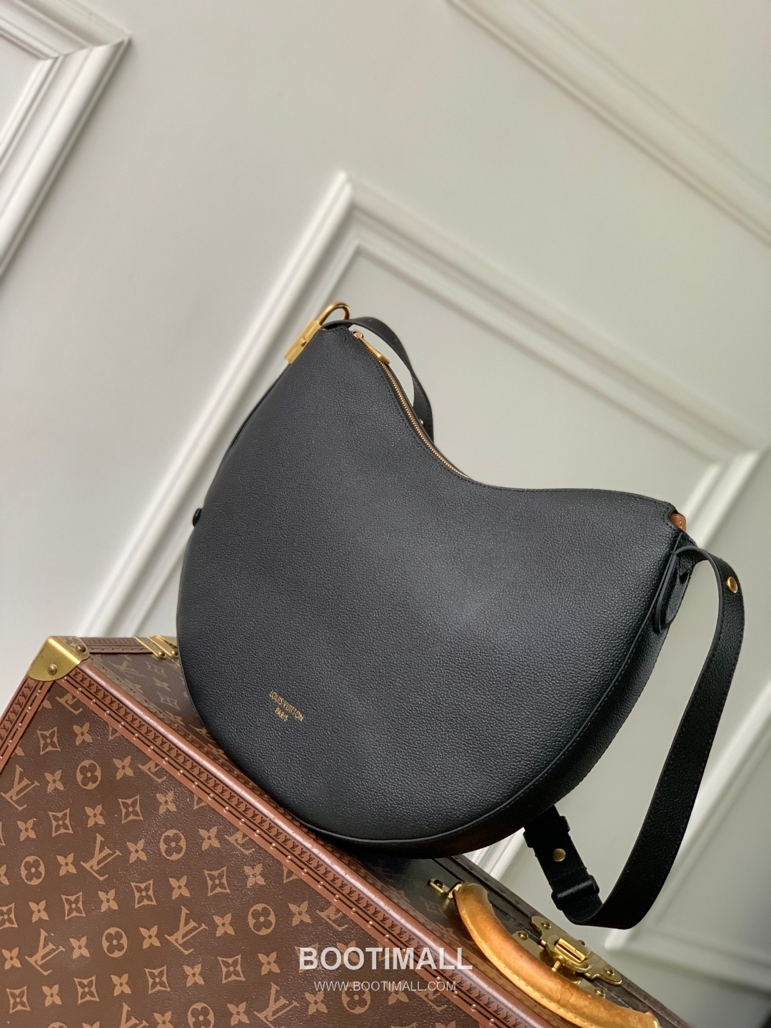 Louis Vuitton Low Key Cookie Calfskin Leather Shoulder Bag with Lock Pouch Detail 루이비통 로우키 쿠키 카프스킨 레더 숄더백 M14417 32cm 2