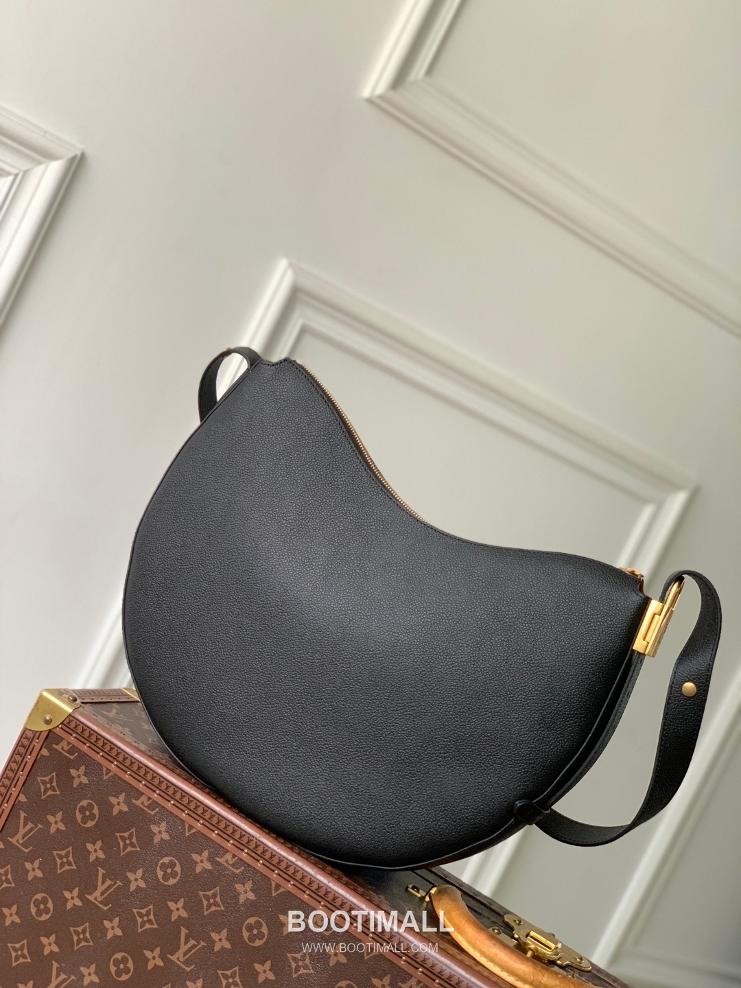 Louis Vuitton Low Key Cookie Calfskin Leather Shoulder Bag with Lock Pouch Detail 루이비통 로우키 쿠키 카프스킨 레더 숄더백 M14417 32cm 3